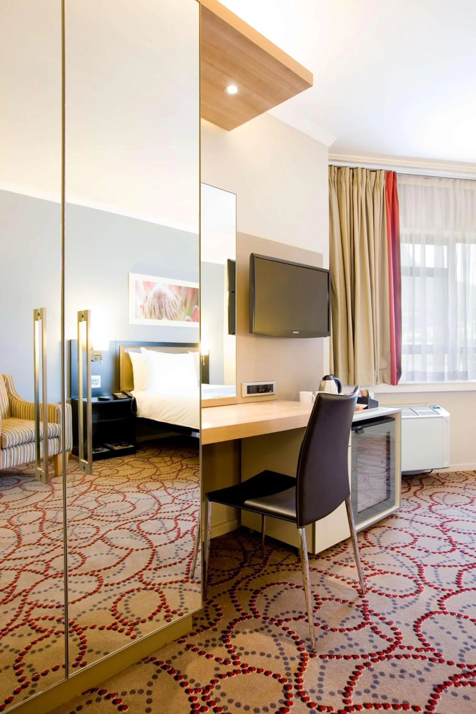 Photo of the whole room, Bed in SunSquare Cape Town Gardens