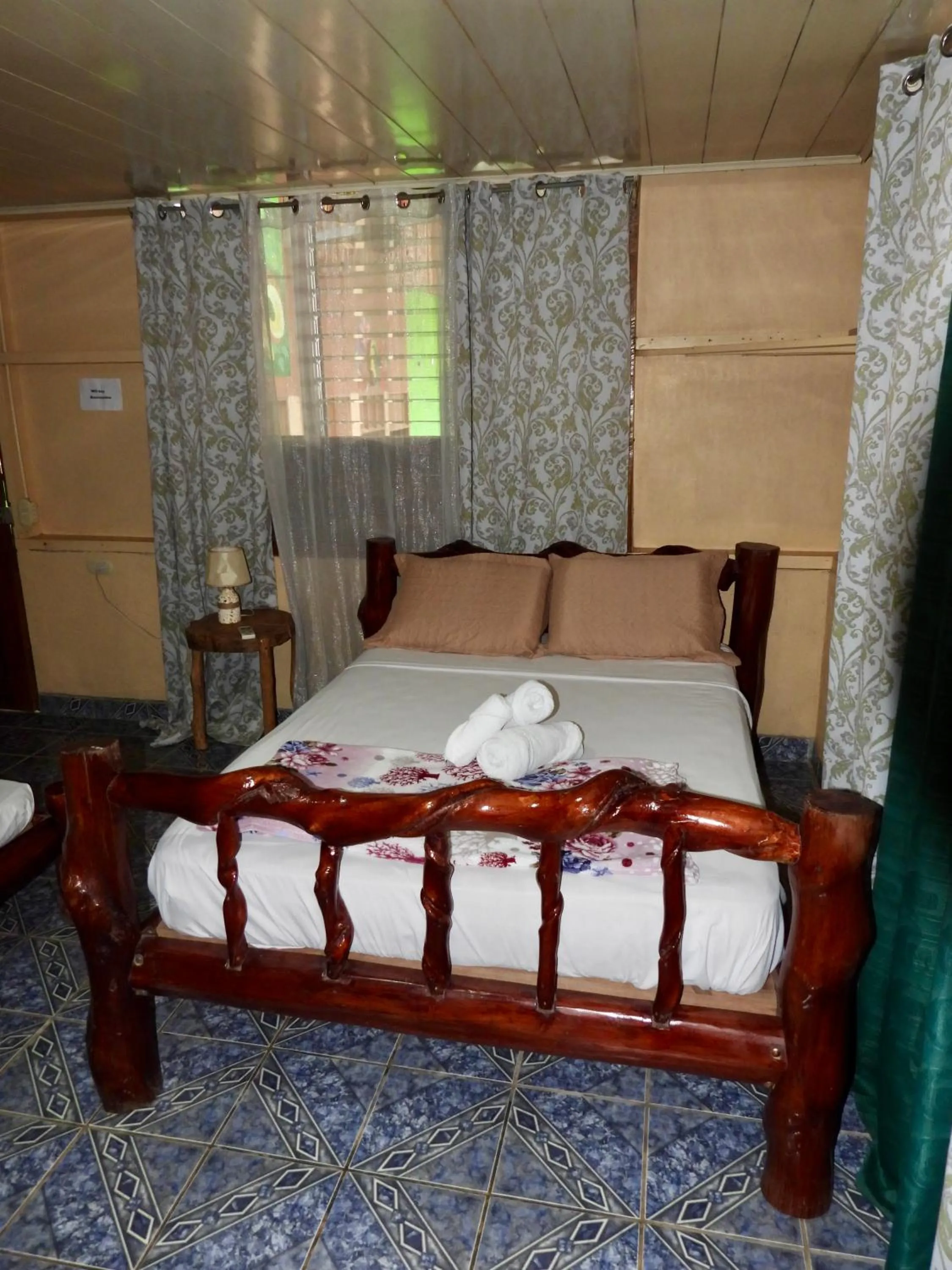 Bed in Iguanitas Lodge