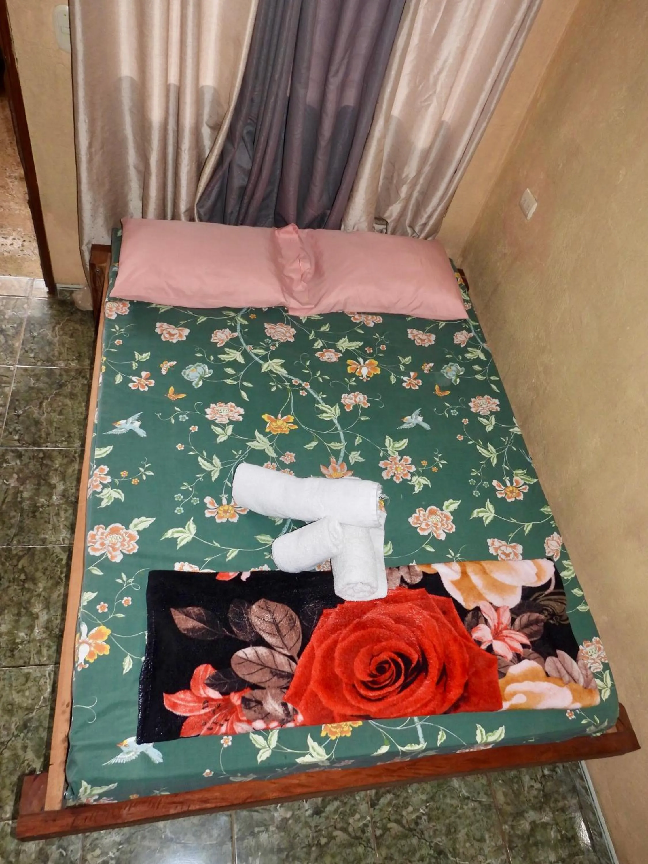 Bed in Iguanitas Lodge