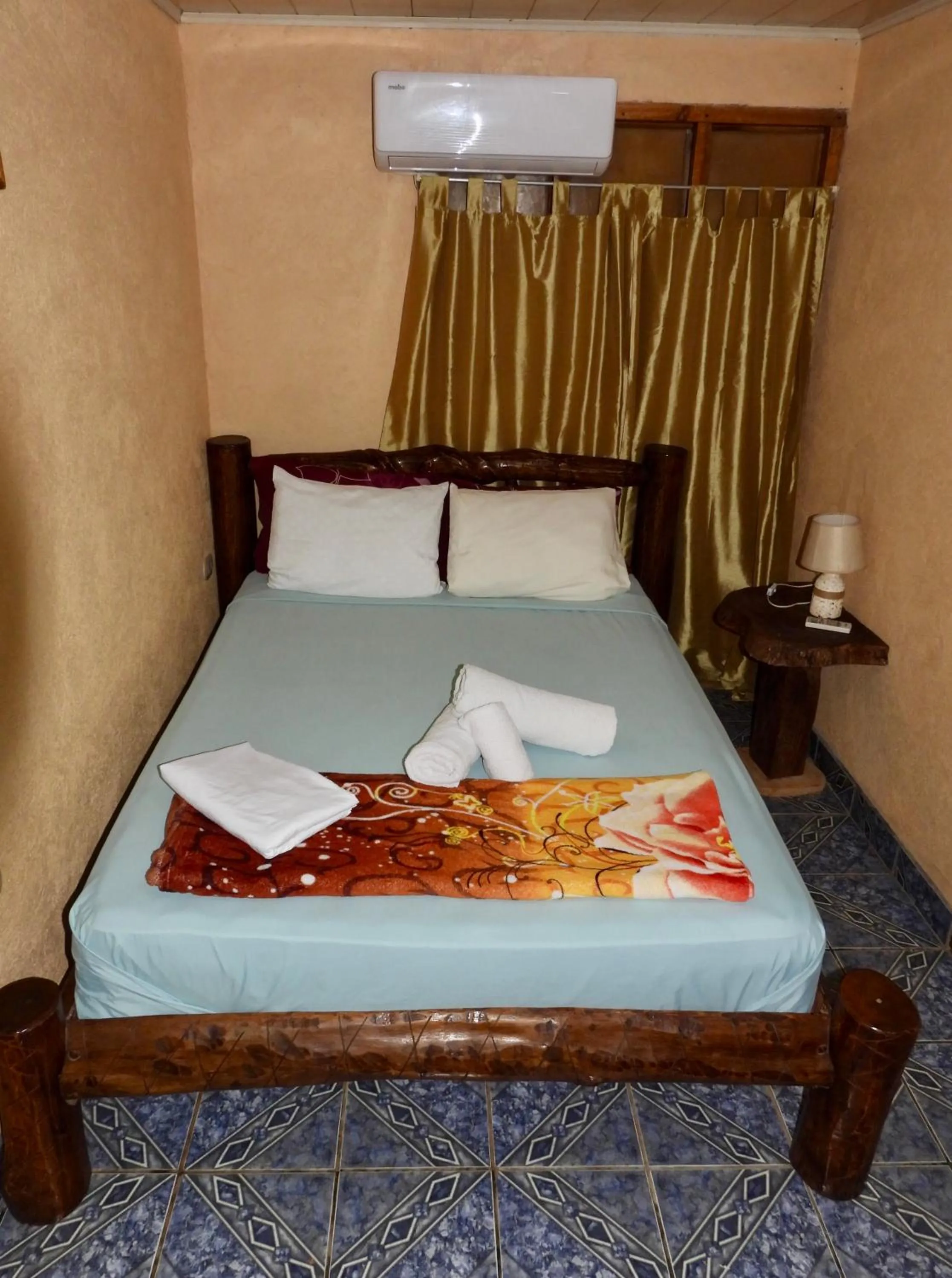 Bed in Iguanitas Lodge