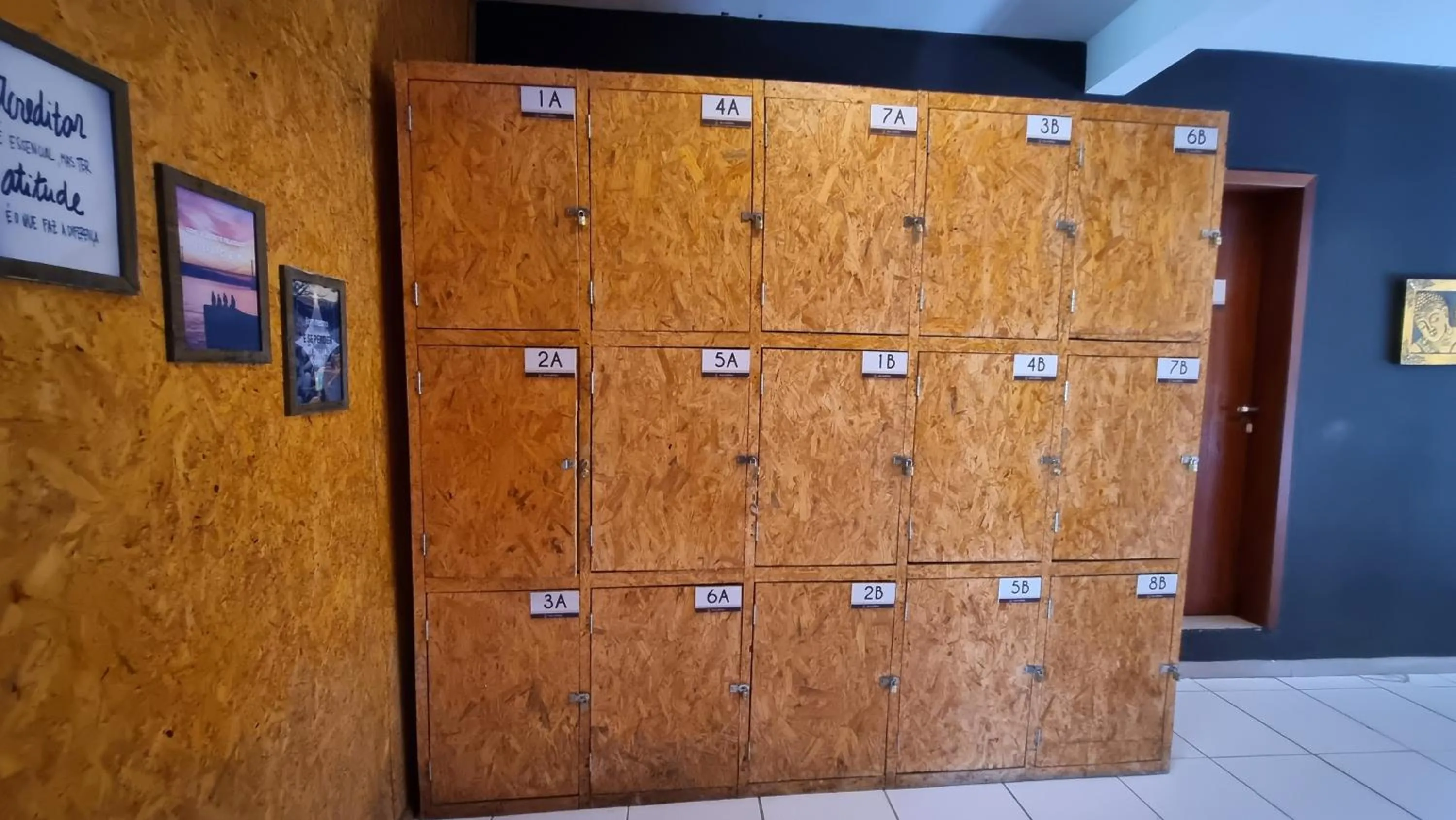 microwave in Arte da Tribo Hostel & Camping