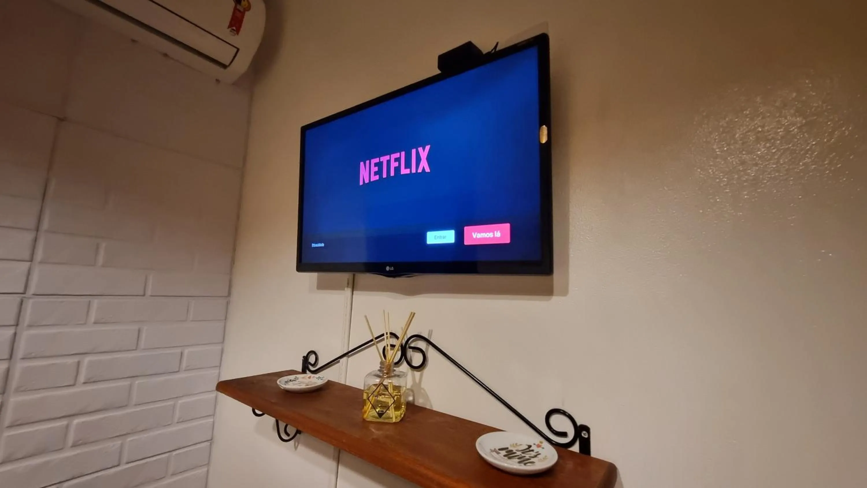 TV and multimedia in Arte da Tribo Hostel & Camping