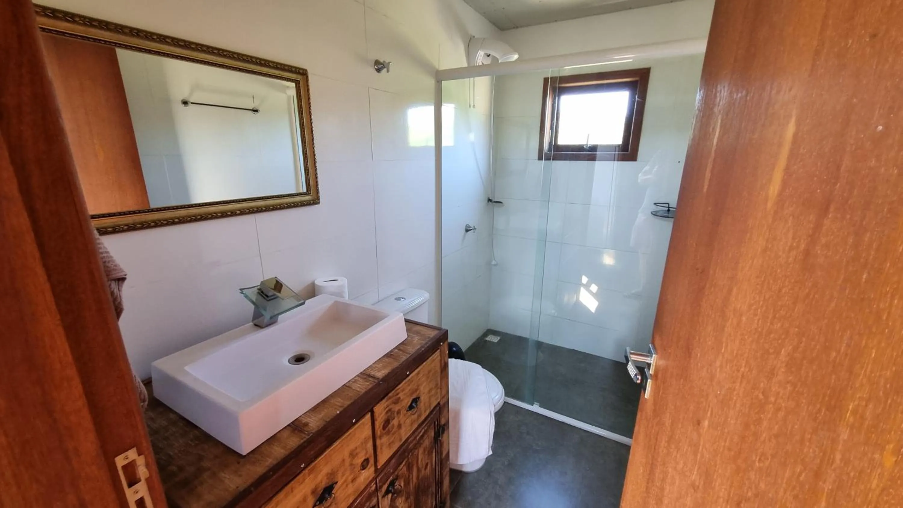 Toilet, Bed in Arte da Tribo Hostel & Camping