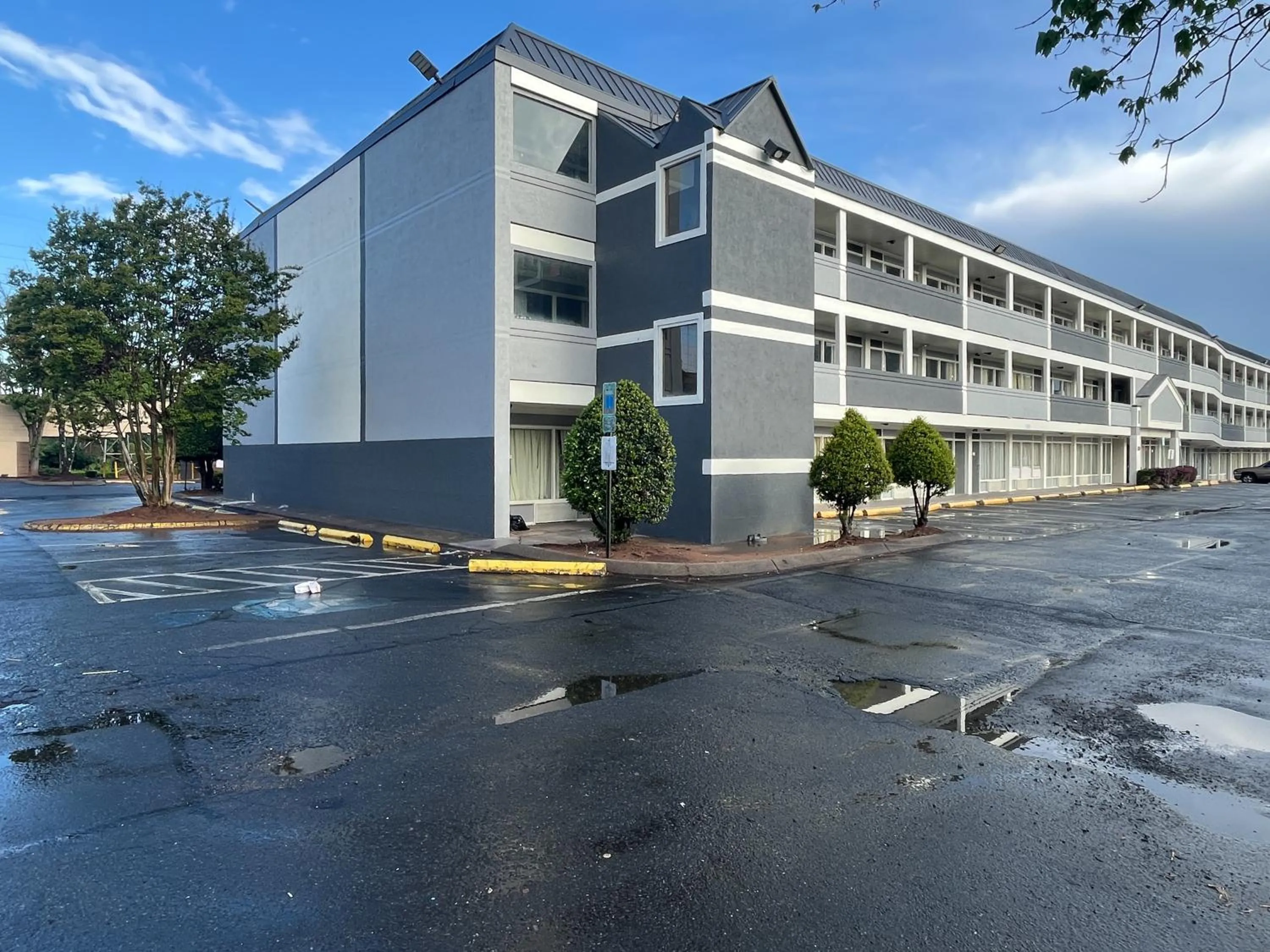 Property building in Motel 6 Charlotte, NC – Airport South