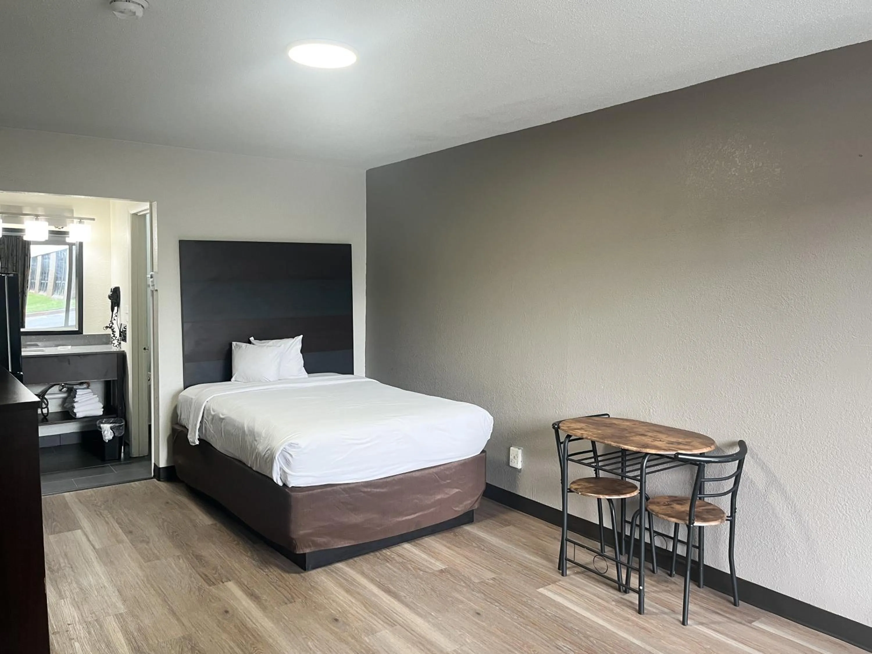 Photo of the whole room, Bed in Motel 6 Charlotte, NC – Airport South