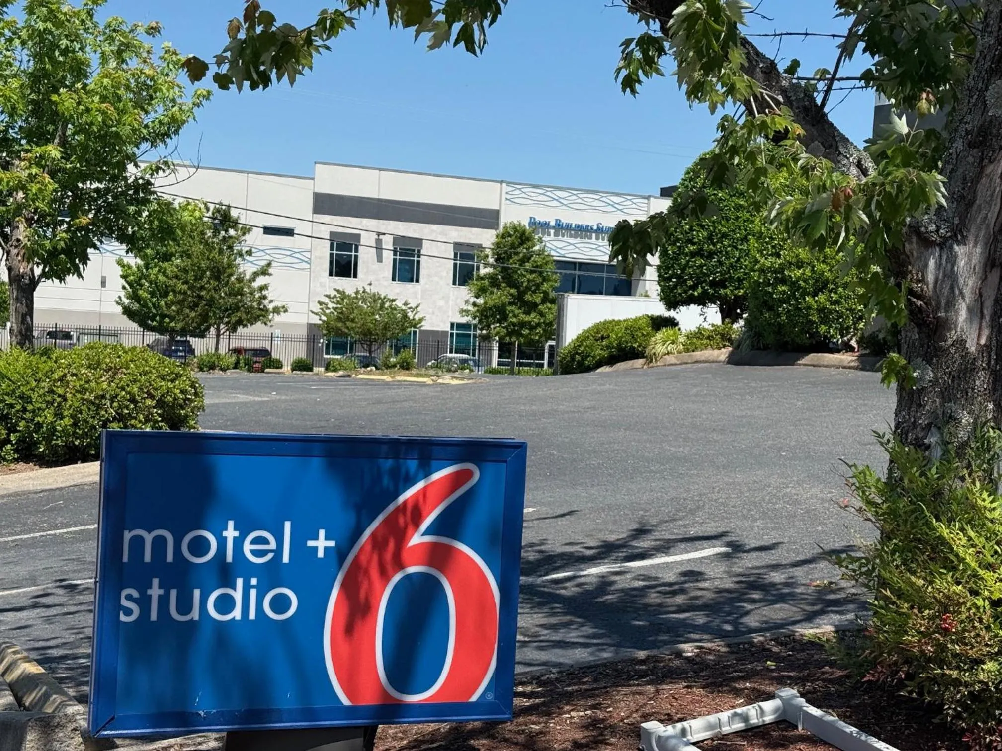 Property building in Motel 6 Charlotte, NC – Airport South