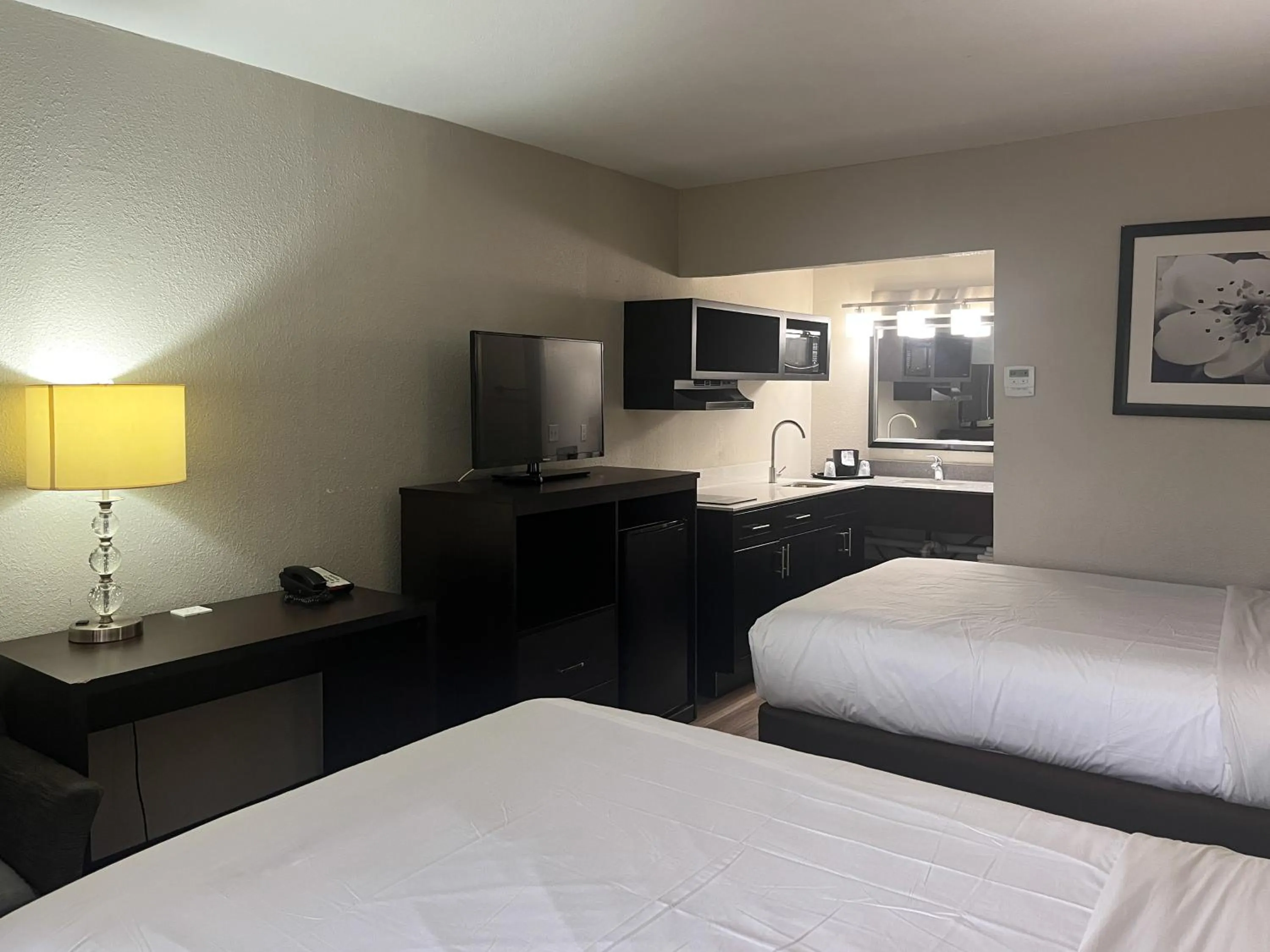 Photo of the whole room, Bed in Motel 6 Charlotte, NC – Airport South