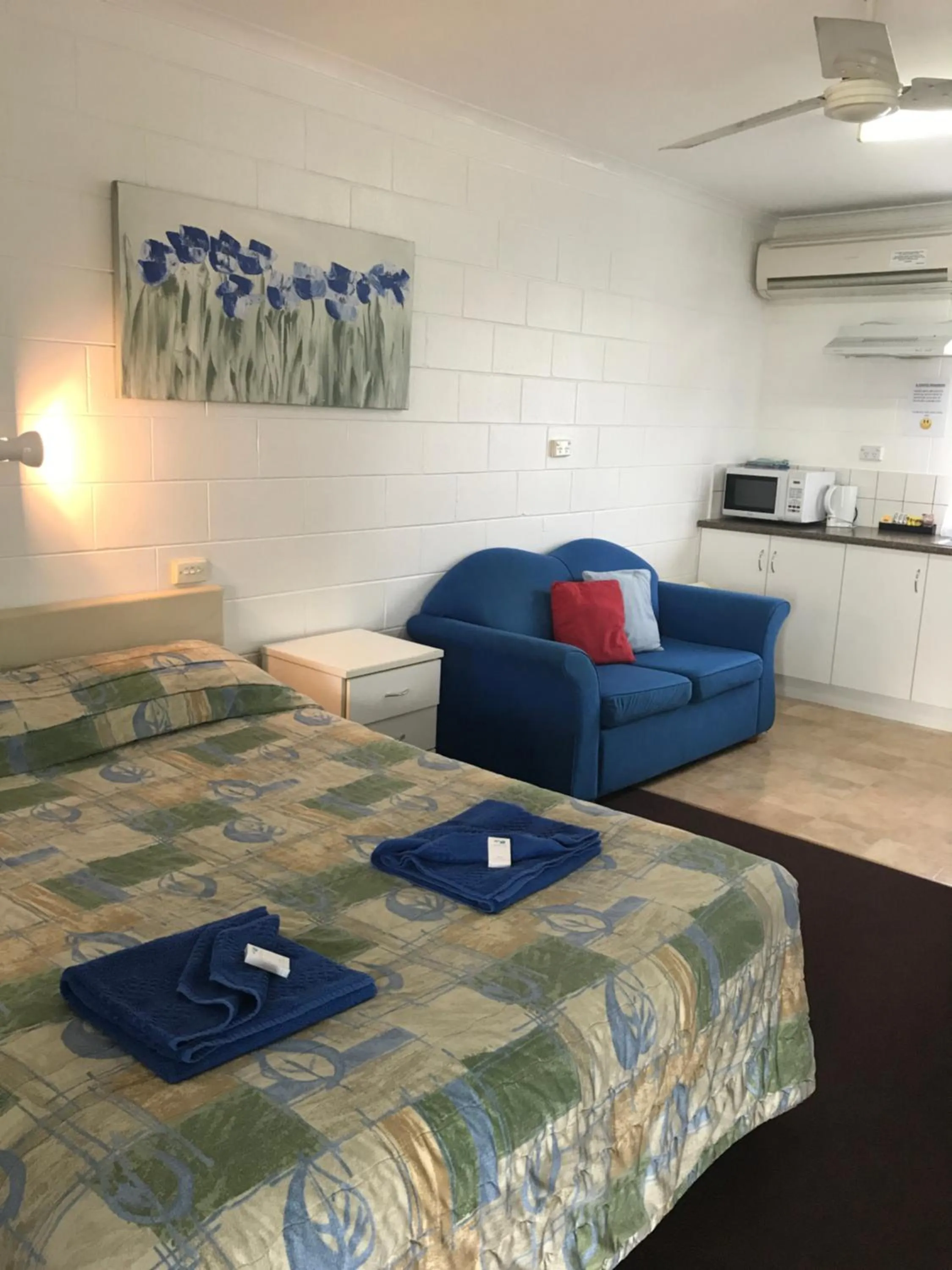 Bed in Tramway Motel