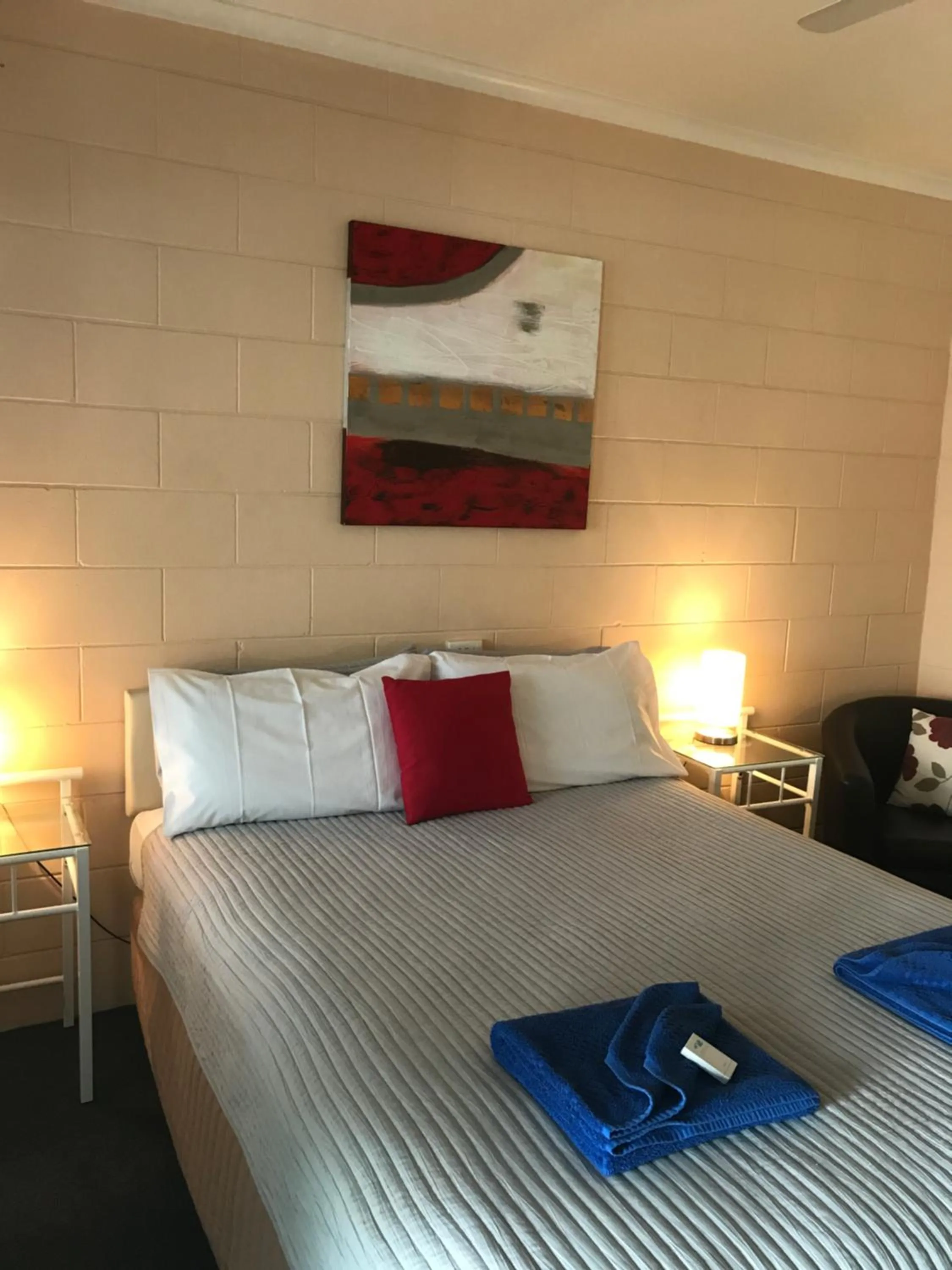 Bed in Tramway Motel