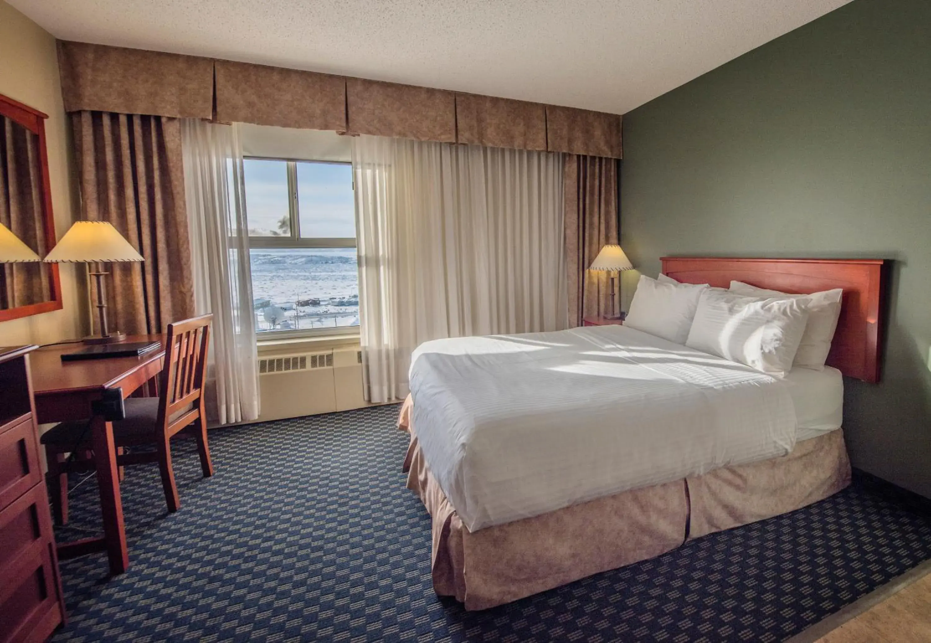 Superior Queen Room in The Frobisher Inn Superior Queen Room in The Frobisher Inn