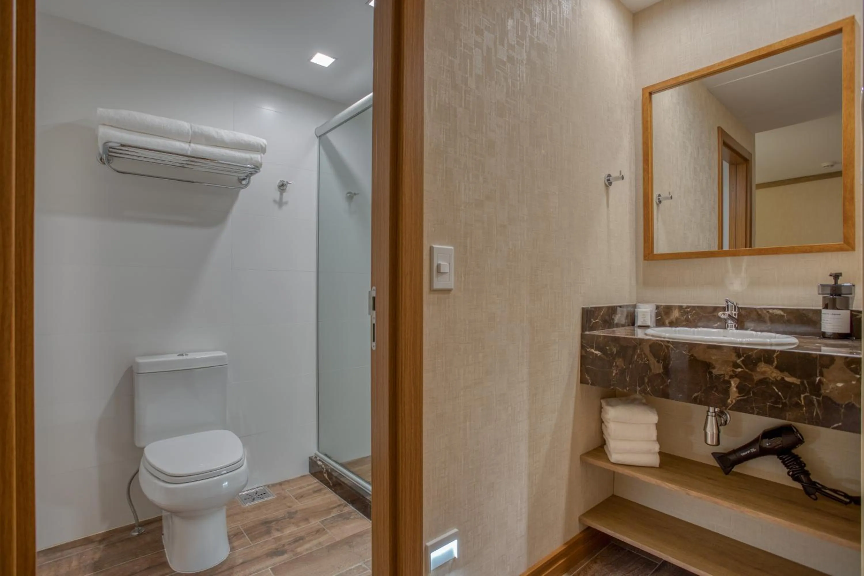 Toilet in Wyndham Gramado Termas Resort & Spa