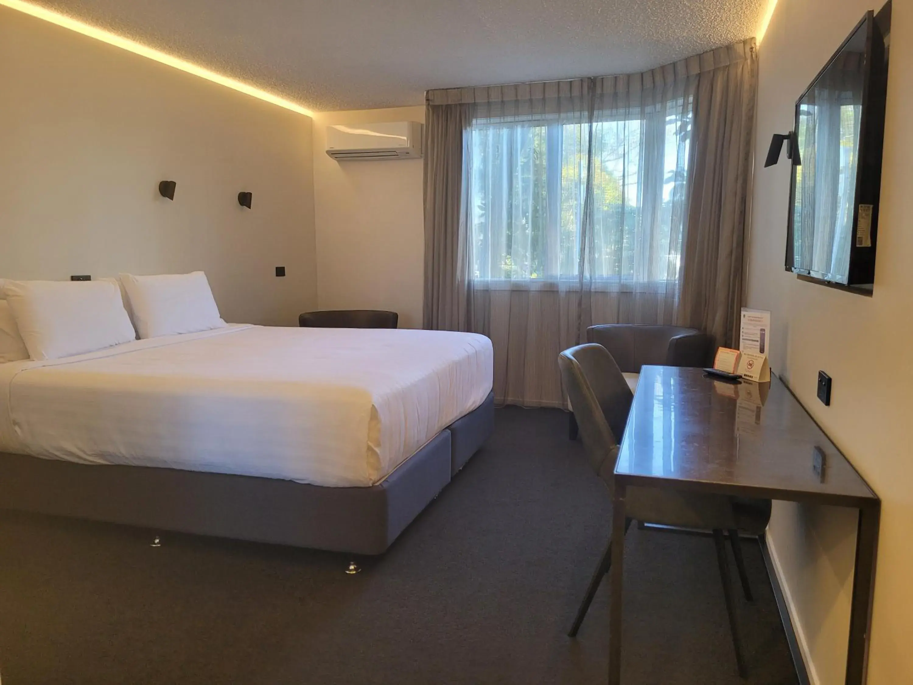 Superior King Accessible Room in Quality Hotel Elms Superior King Accessible Room in Quality Hotel Elms