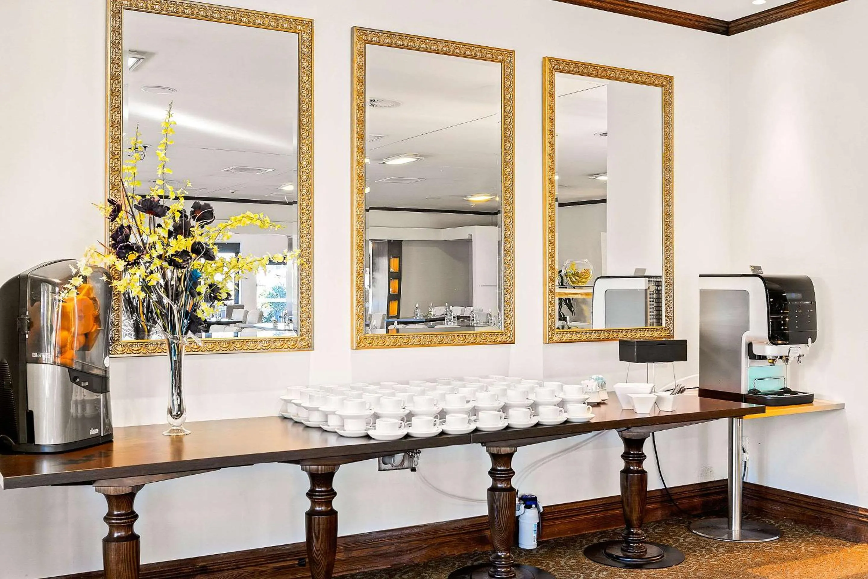 Restaurant/places to eat in Quality Hotel Elms