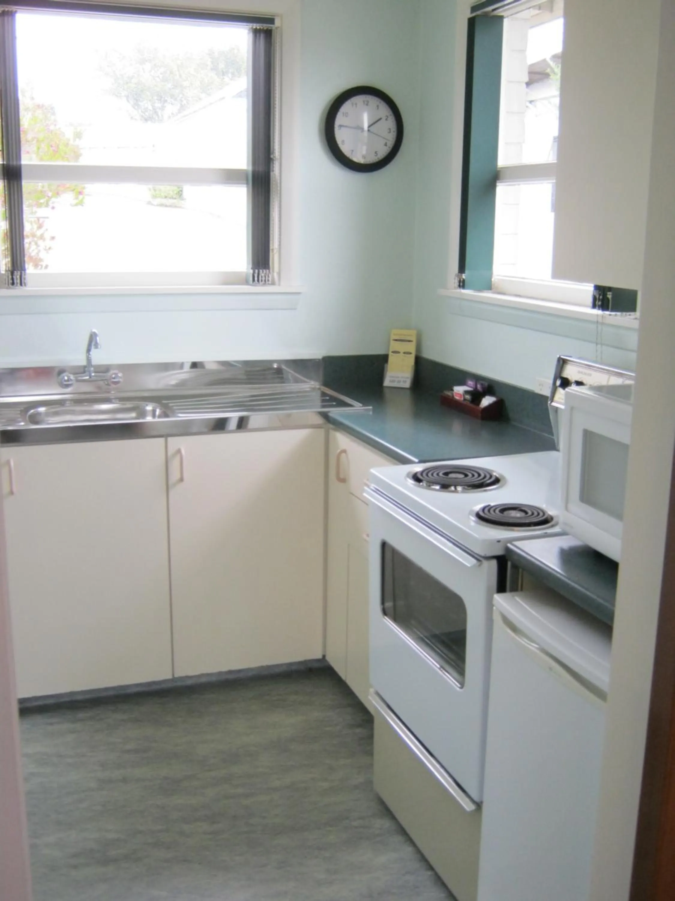 Kitchen or kitchenette in Blue Dolphin Motel