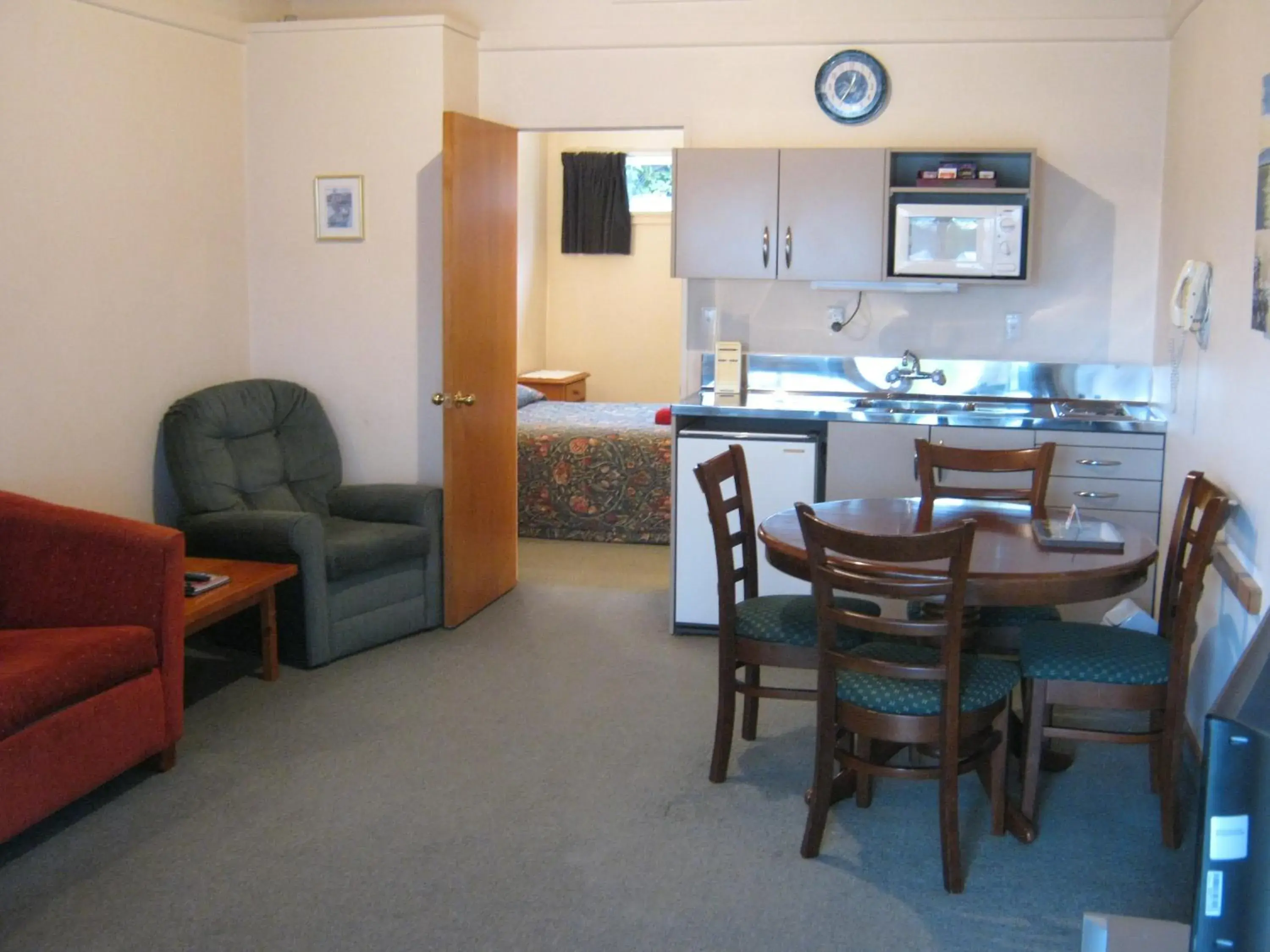 Large One-Bedroom Apartment - single occupancy - Ground Floor in Blue Dolphin Motel Large One-Bedroom Apartment - single occupancy - Ground Floor in Blue Dolphin Motel