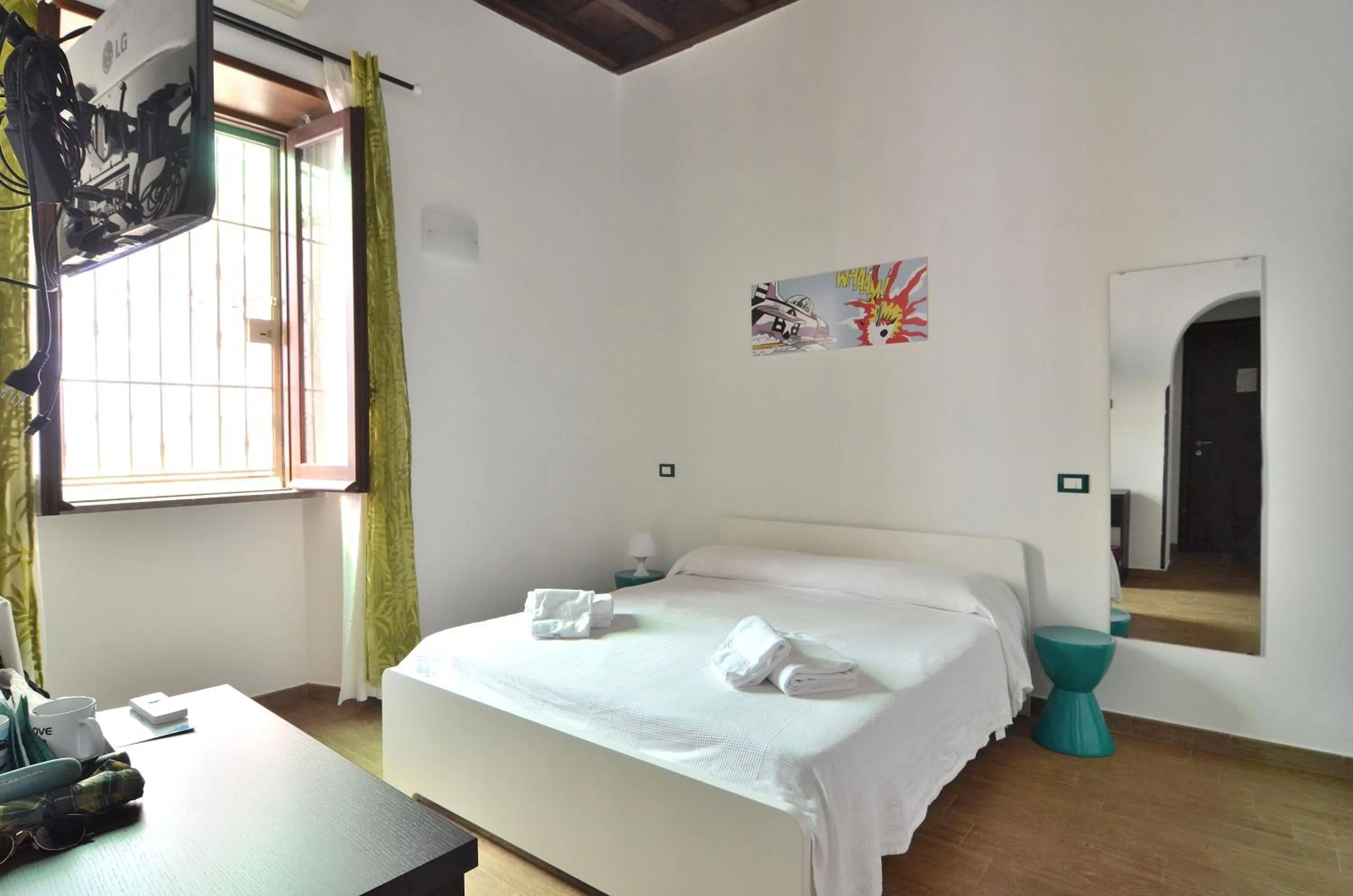 Photo of the whole room, Bed in POP Art B&B