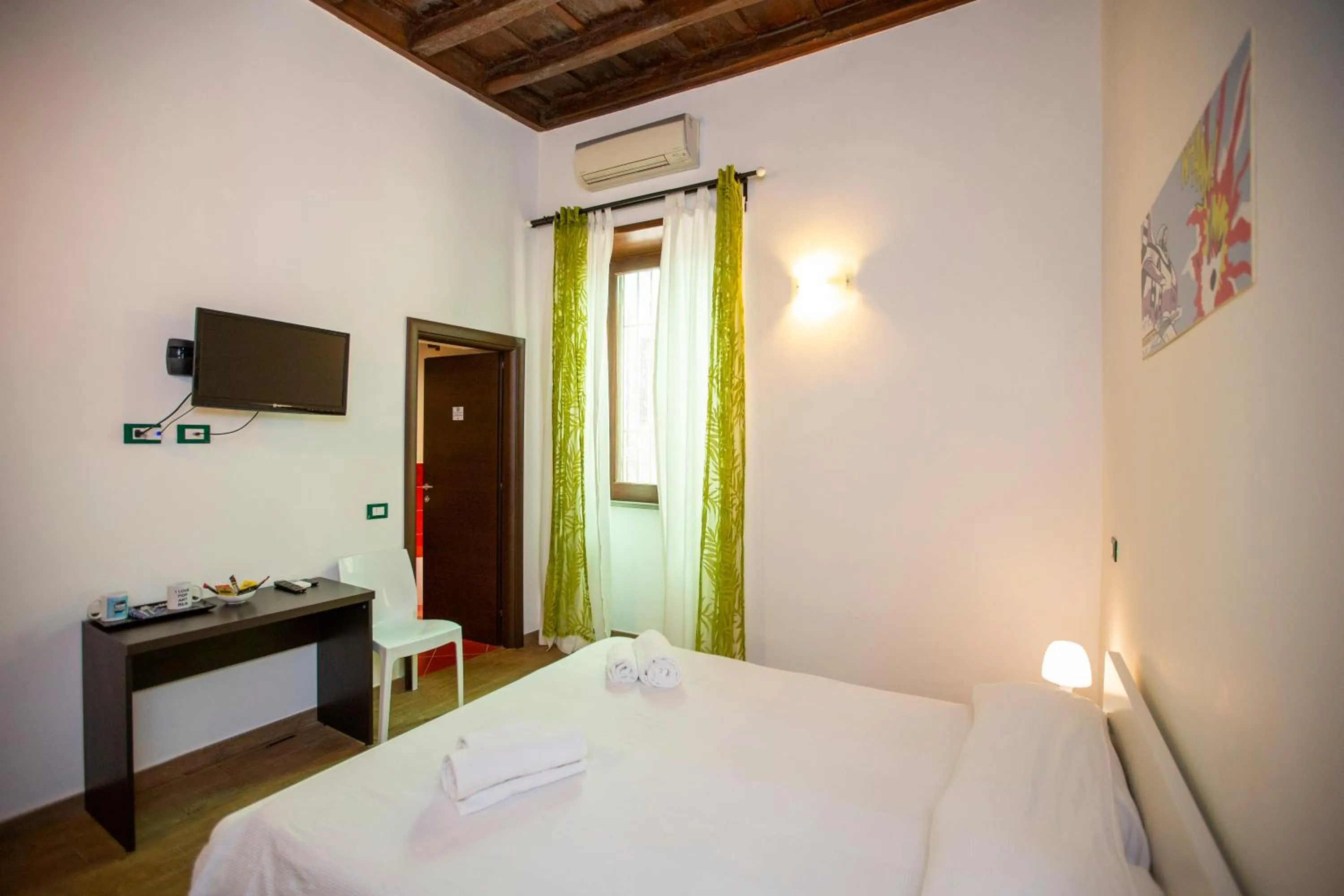 Photo of the whole room, Bed in POP Art B&B