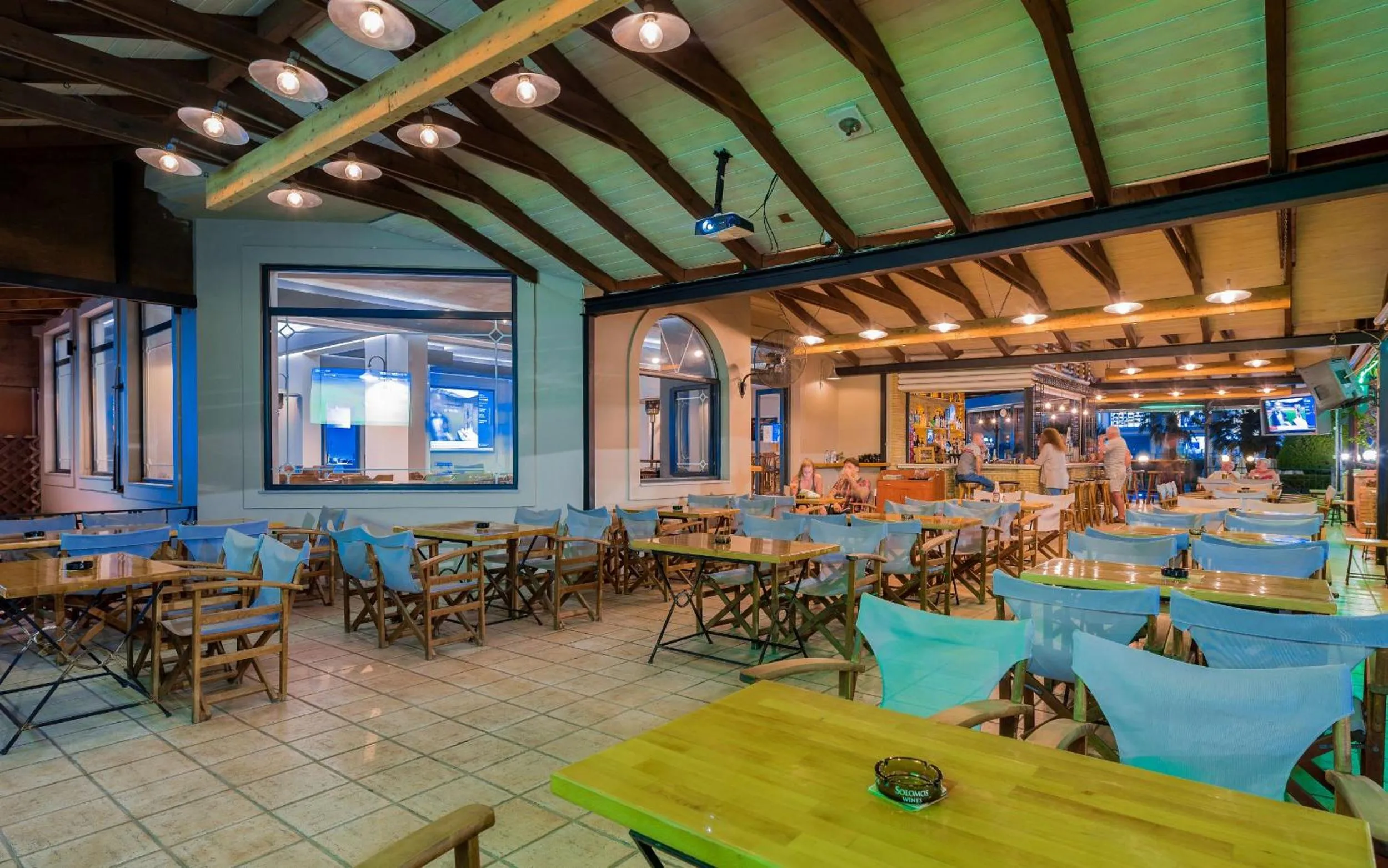 Restaurant/places to eat in Hotel Cronulla