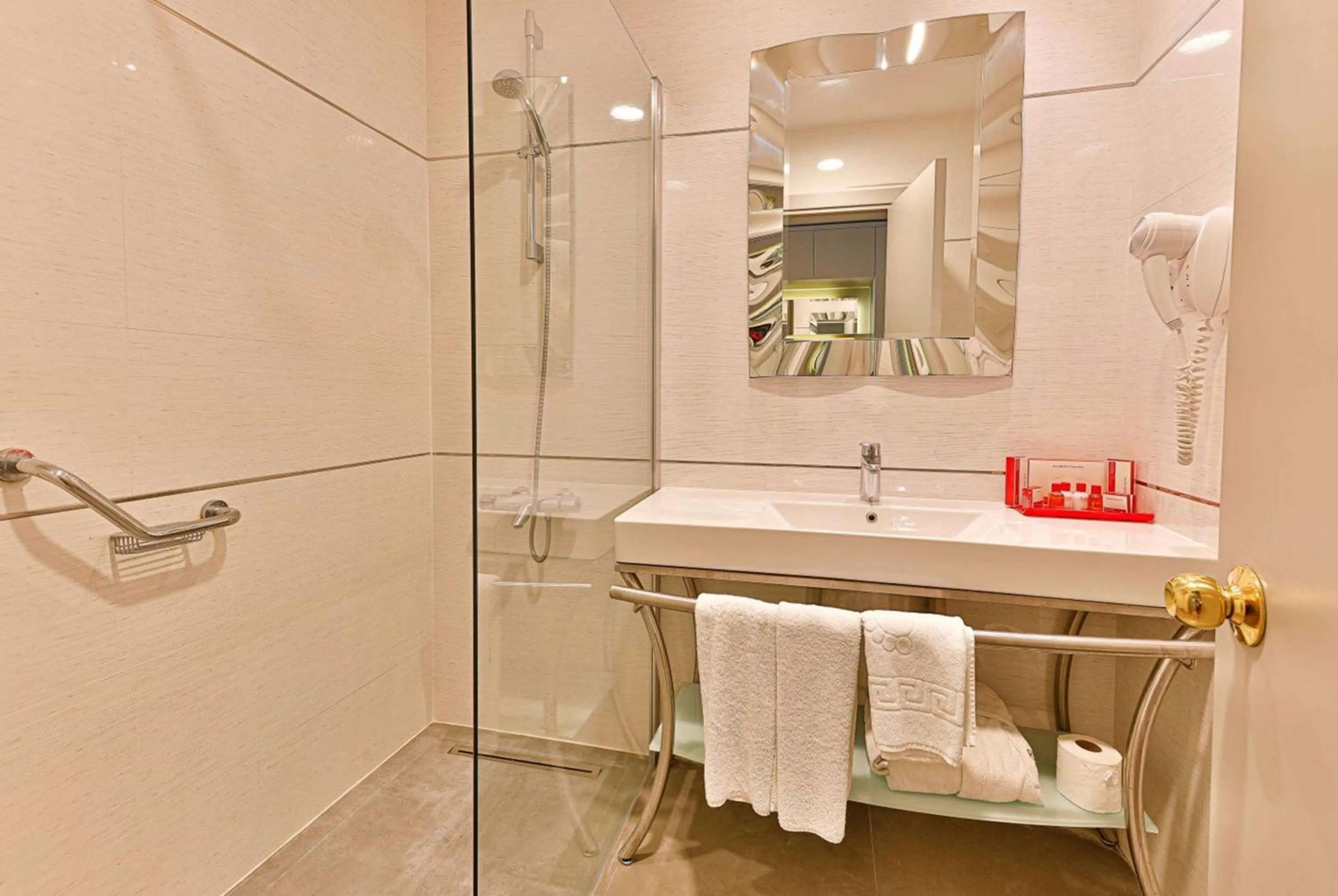 TV and multimedia in Ramada Plaza by Wyndham Istanbul Atakoy