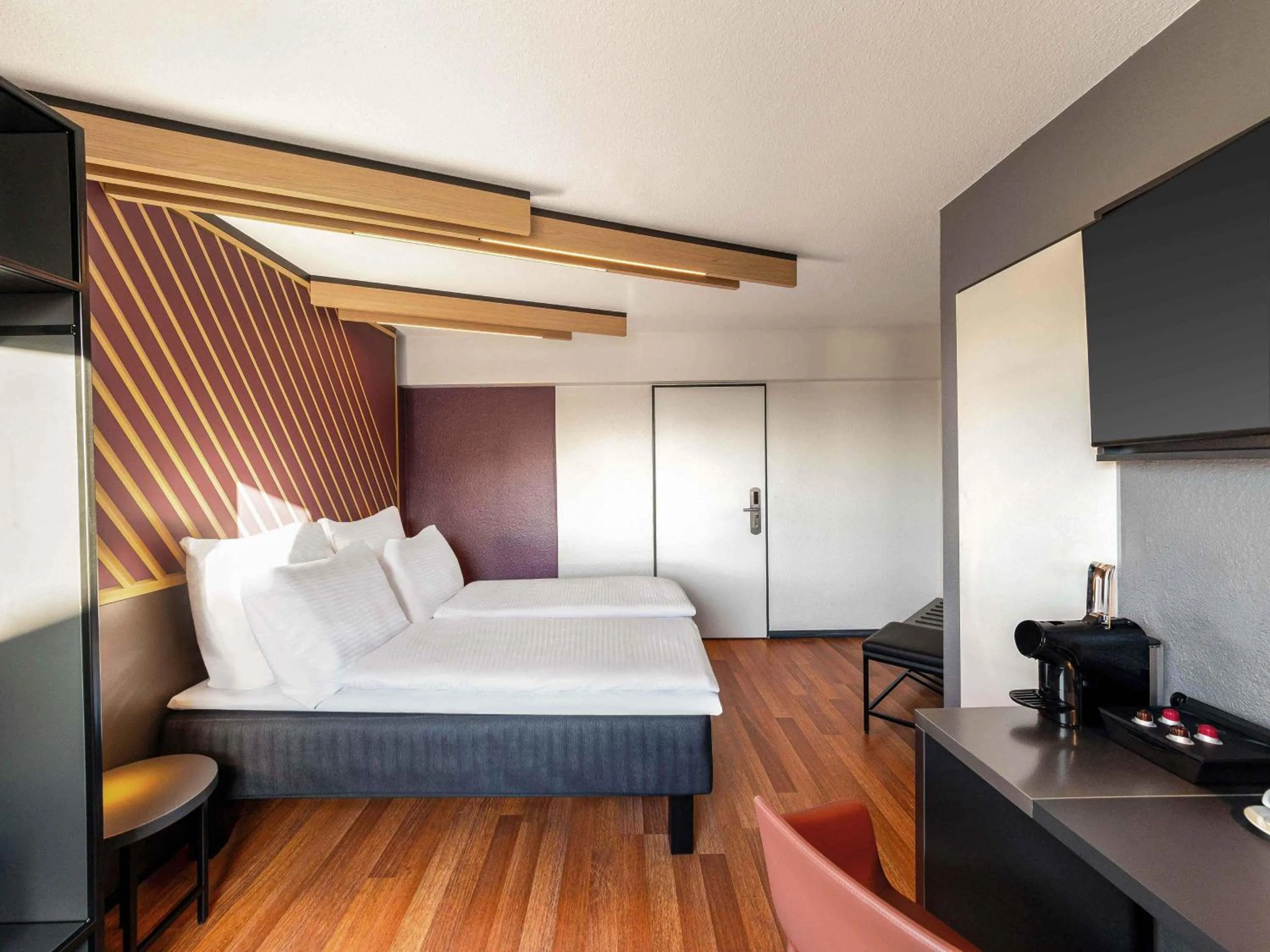 Photo of the whole room, Bed in B&B Hotel Düsseldorf-Hbf