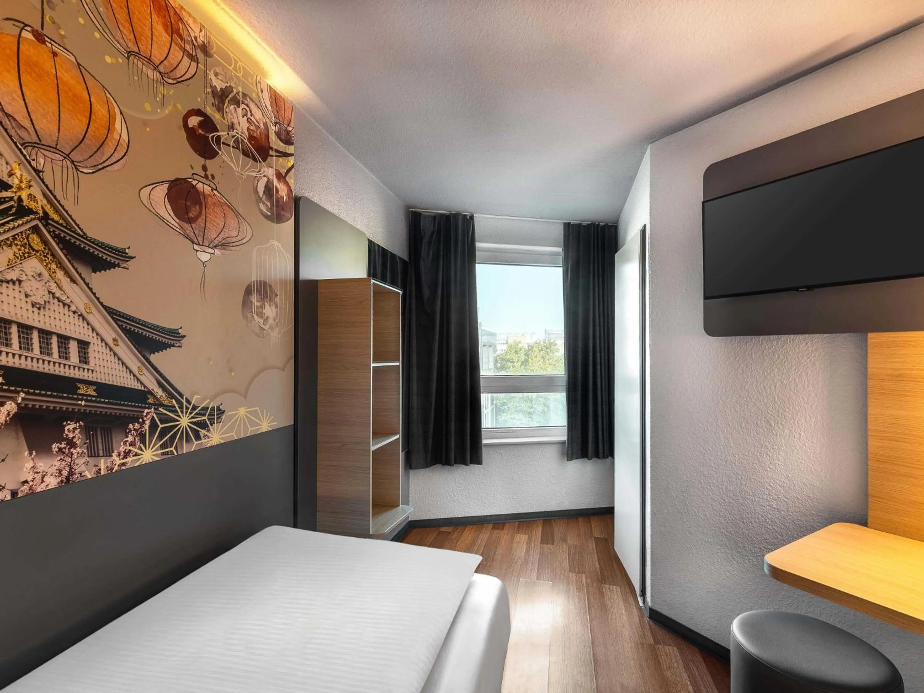 Photo of the whole room, Bed in B&B Hotel Düsseldorf-Hbf