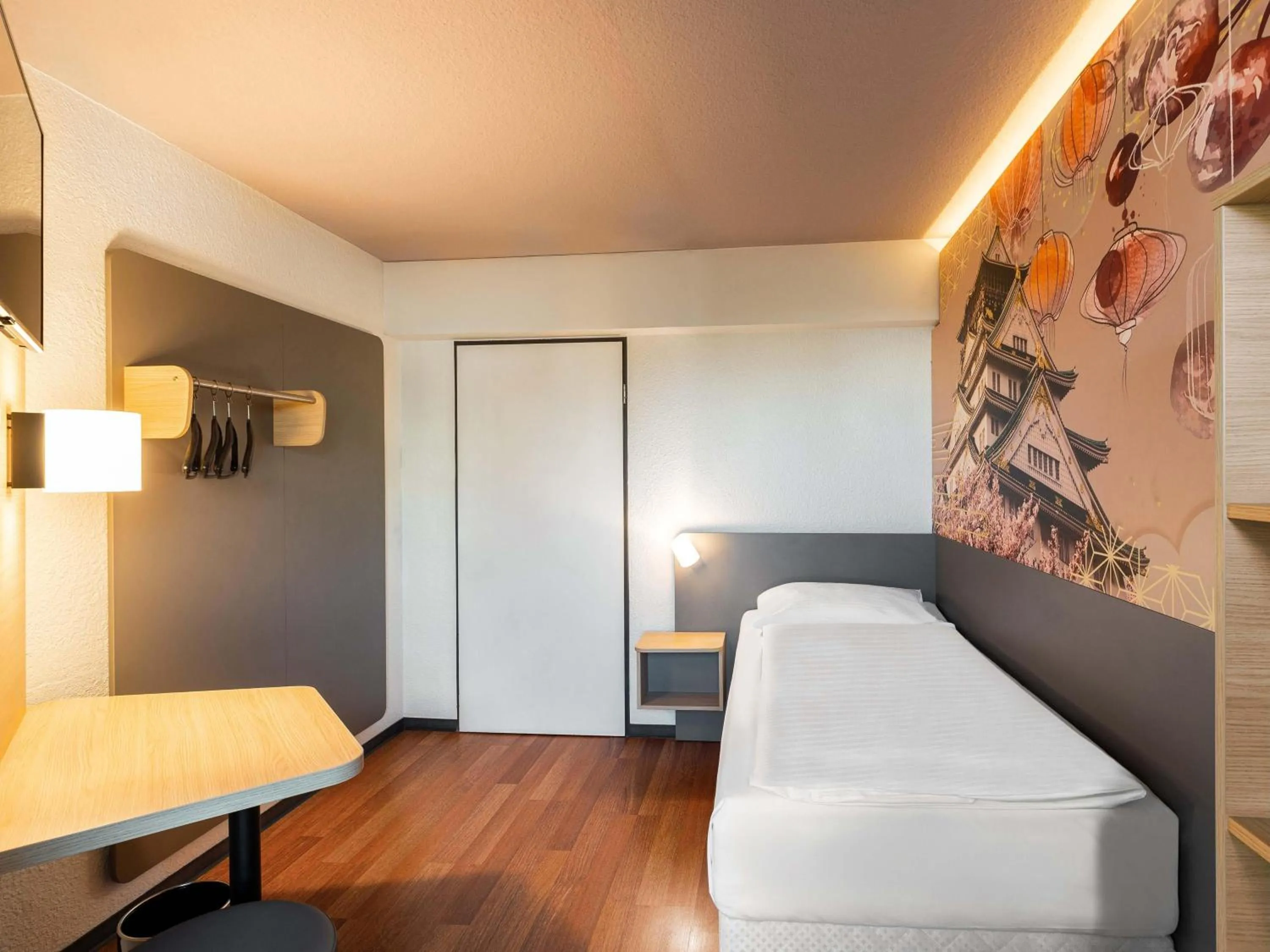 Photo of the whole room in B&B Hotel Düsseldorf-Hbf