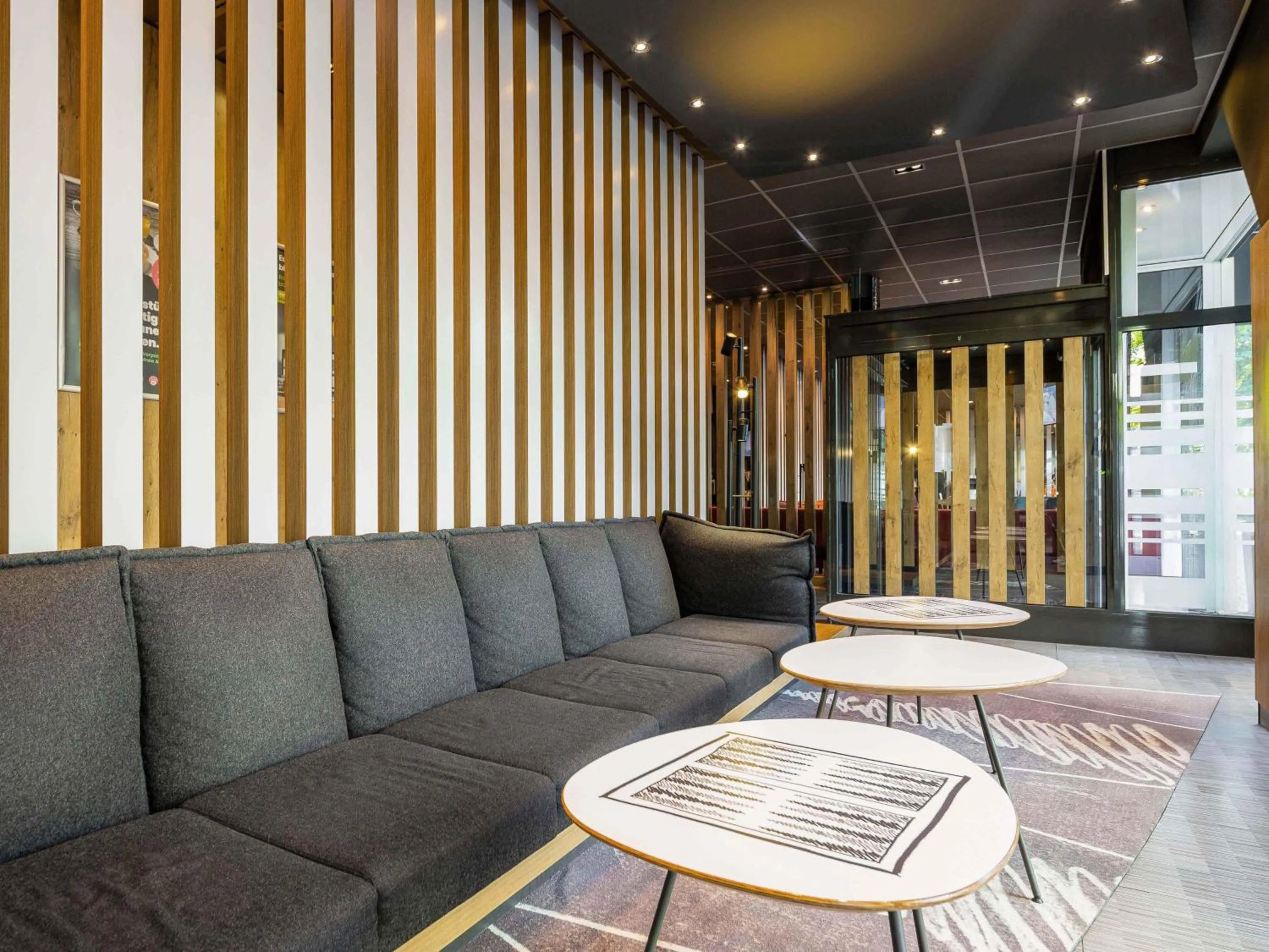 Lobby or reception in B&B Hotel Düsseldorf-Hbf