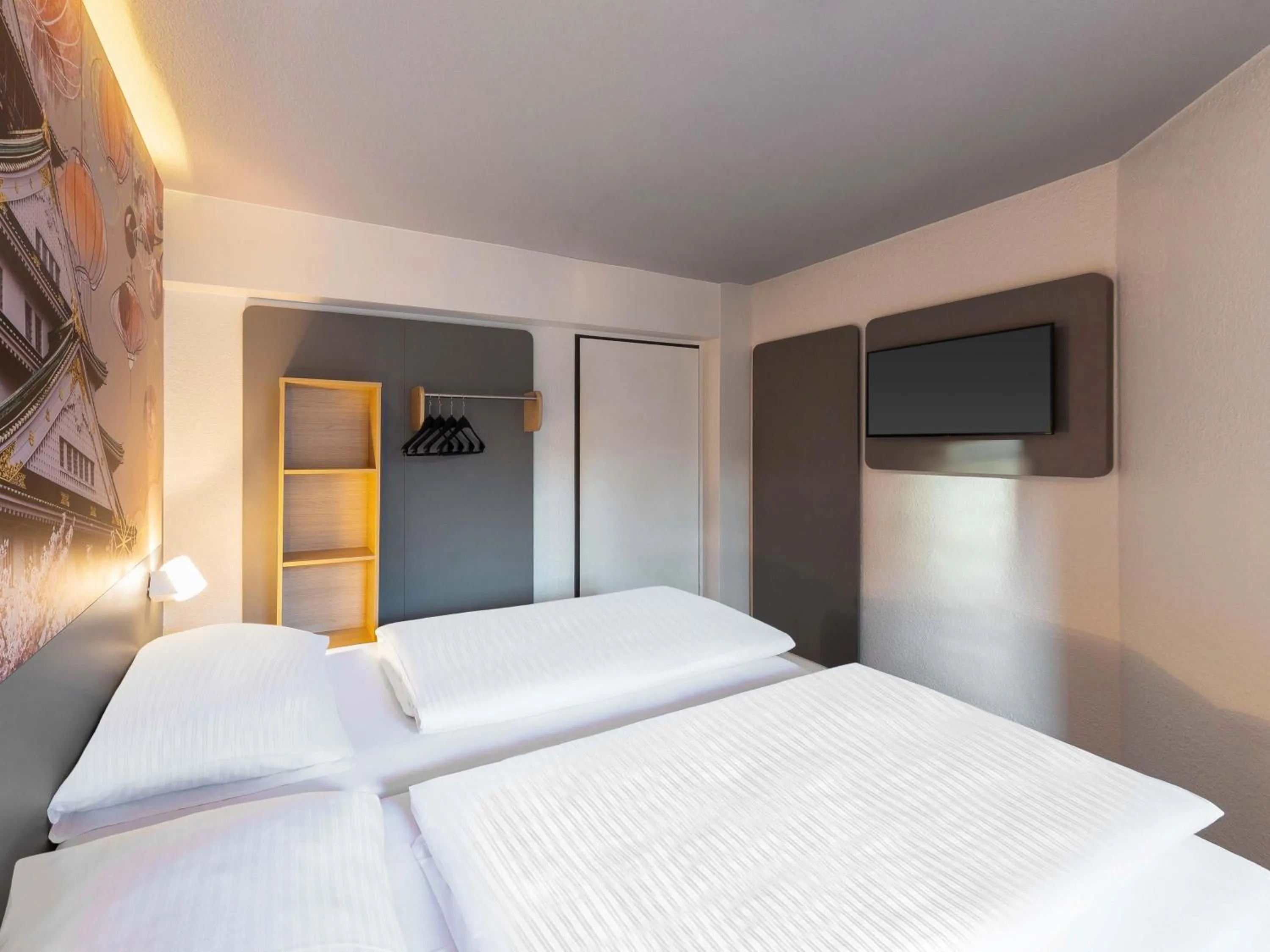 Photo of the whole room, Bed in B&B Hotel Düsseldorf-Hbf