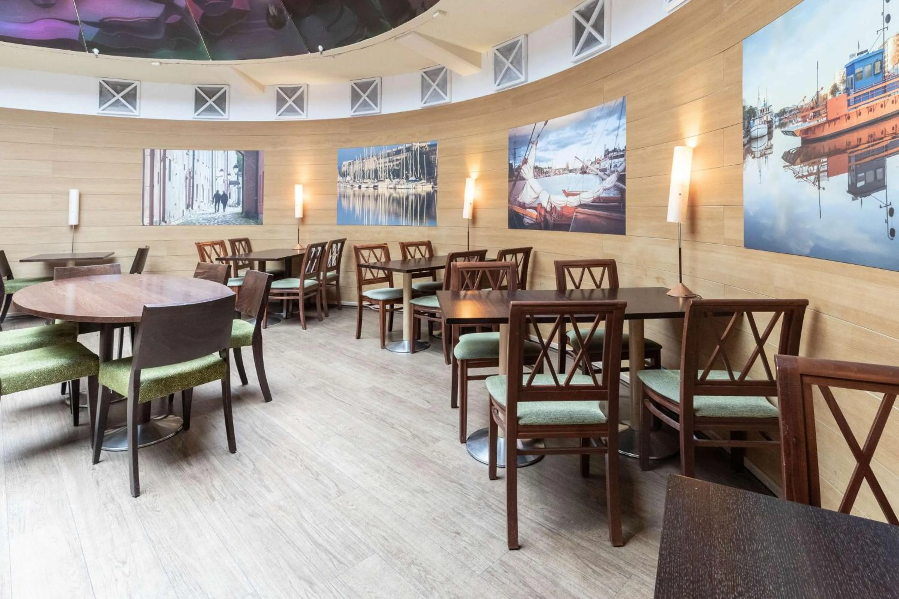 Restaurant/places to eat in Scandic Atrium