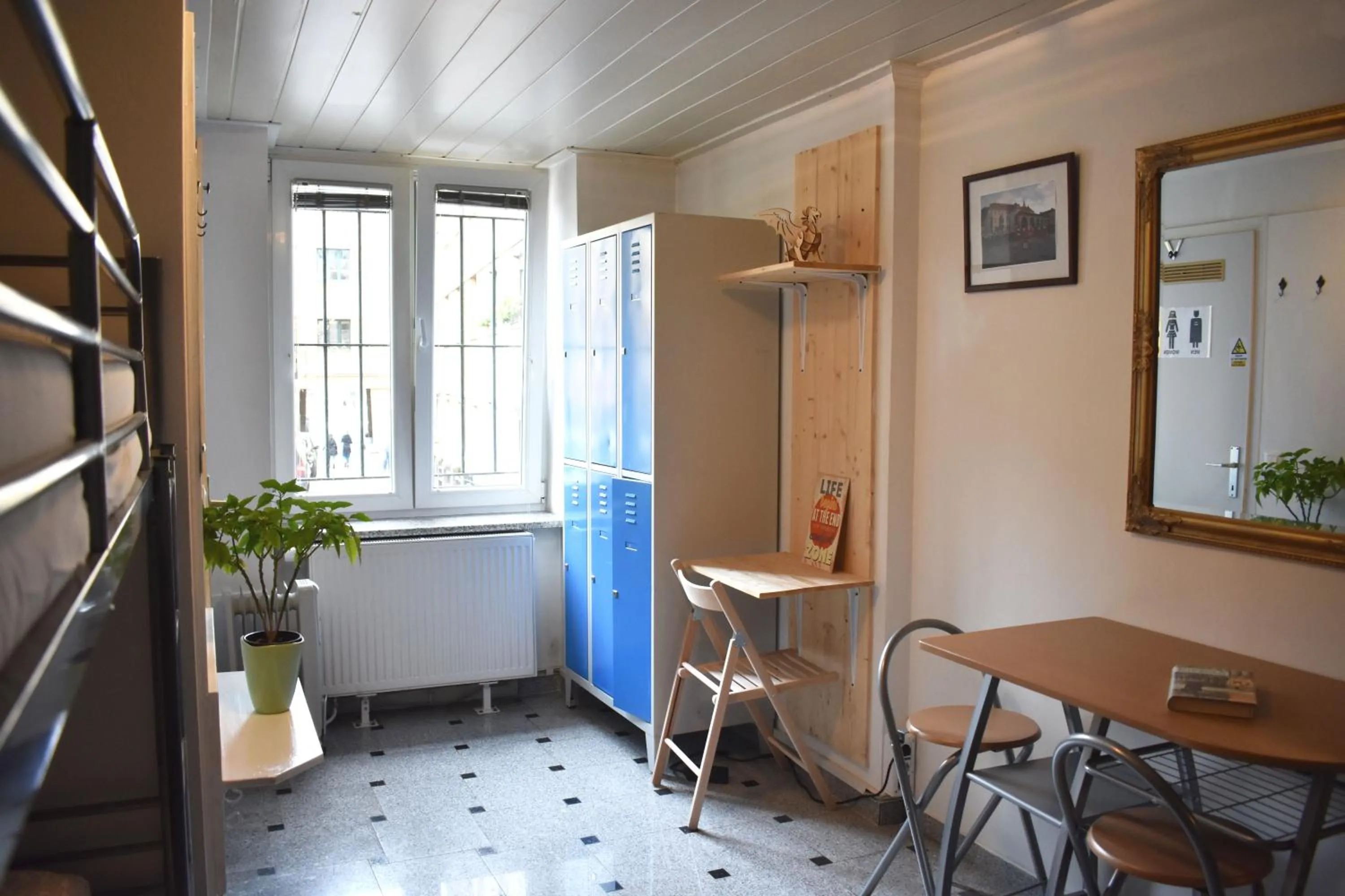 hair dresser in Hostel 24