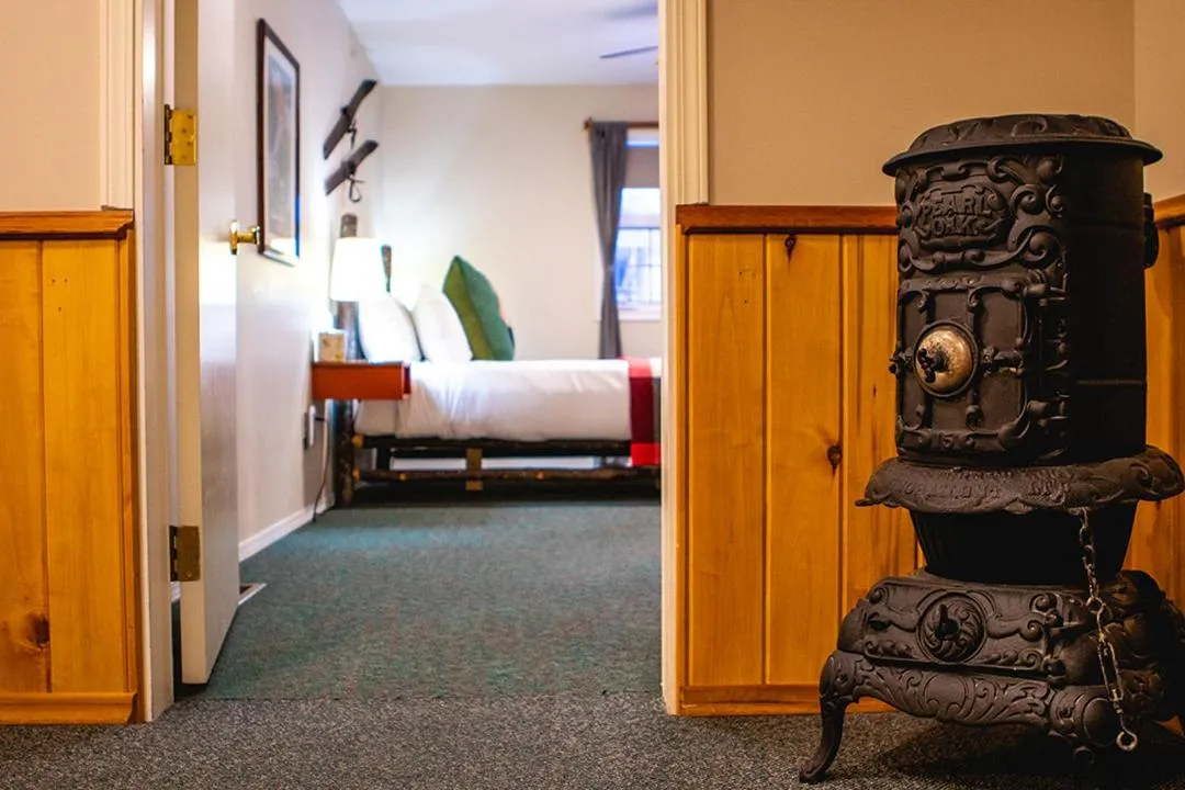 Bedroom, Bed in Courthouse Inn Revelstoke