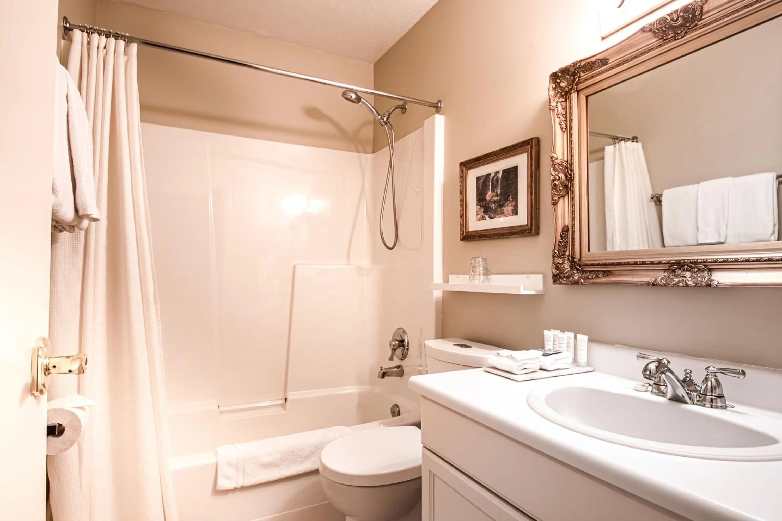 Bathroom in Courthouse Inn Revelstoke