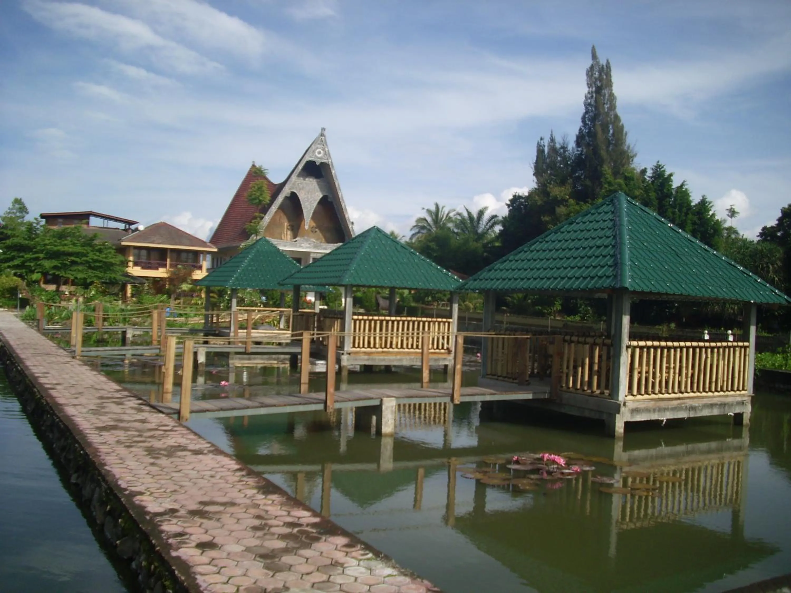 Facade/entrance in Toba Village Inn