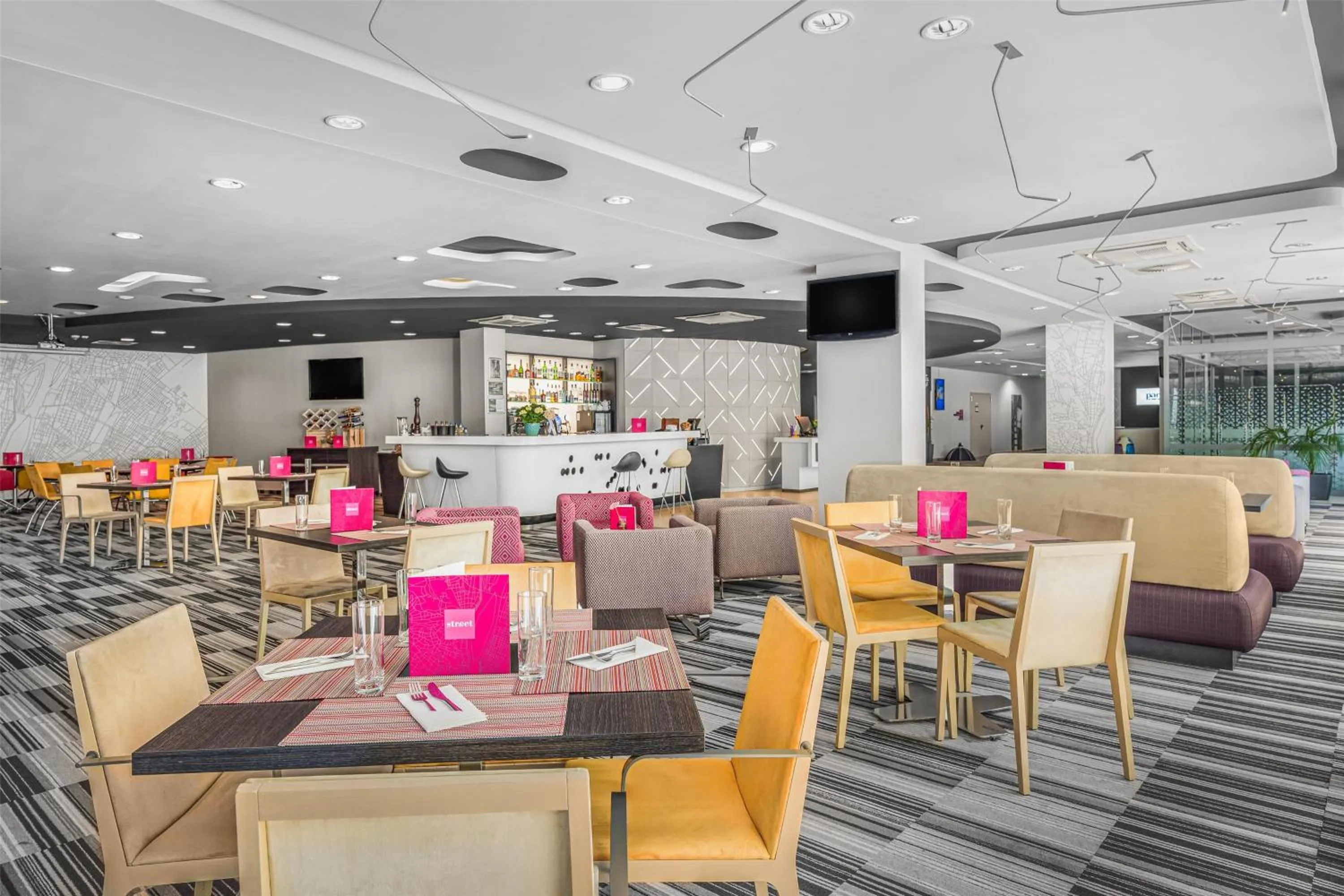 Restaurant/places to eat in Park Inn By Radisson Budapest
