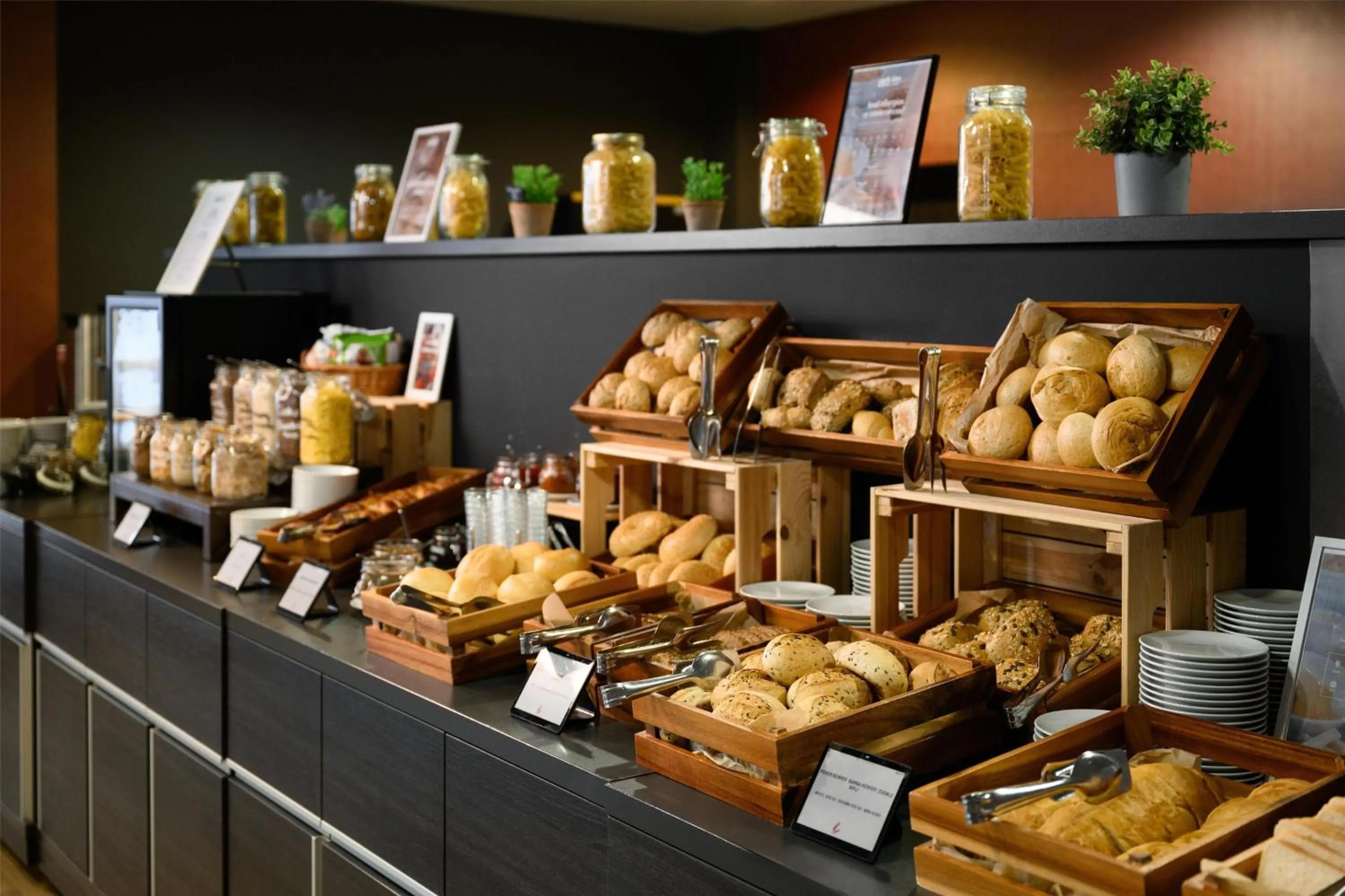 Restaurant/places to eat in Park Inn By Radisson Budapest