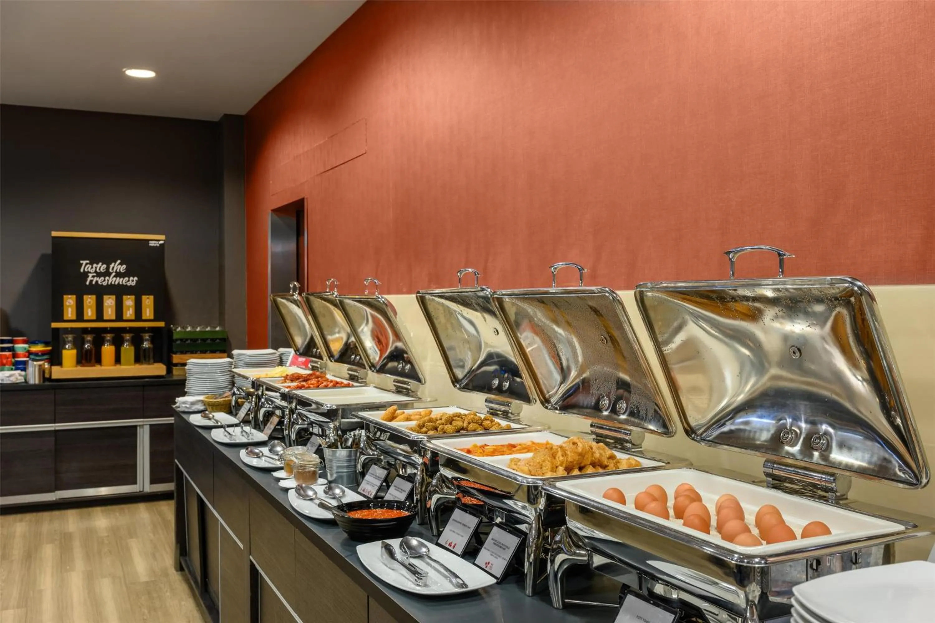 Restaurant/places to eat in Park Inn By Radisson Budapest
