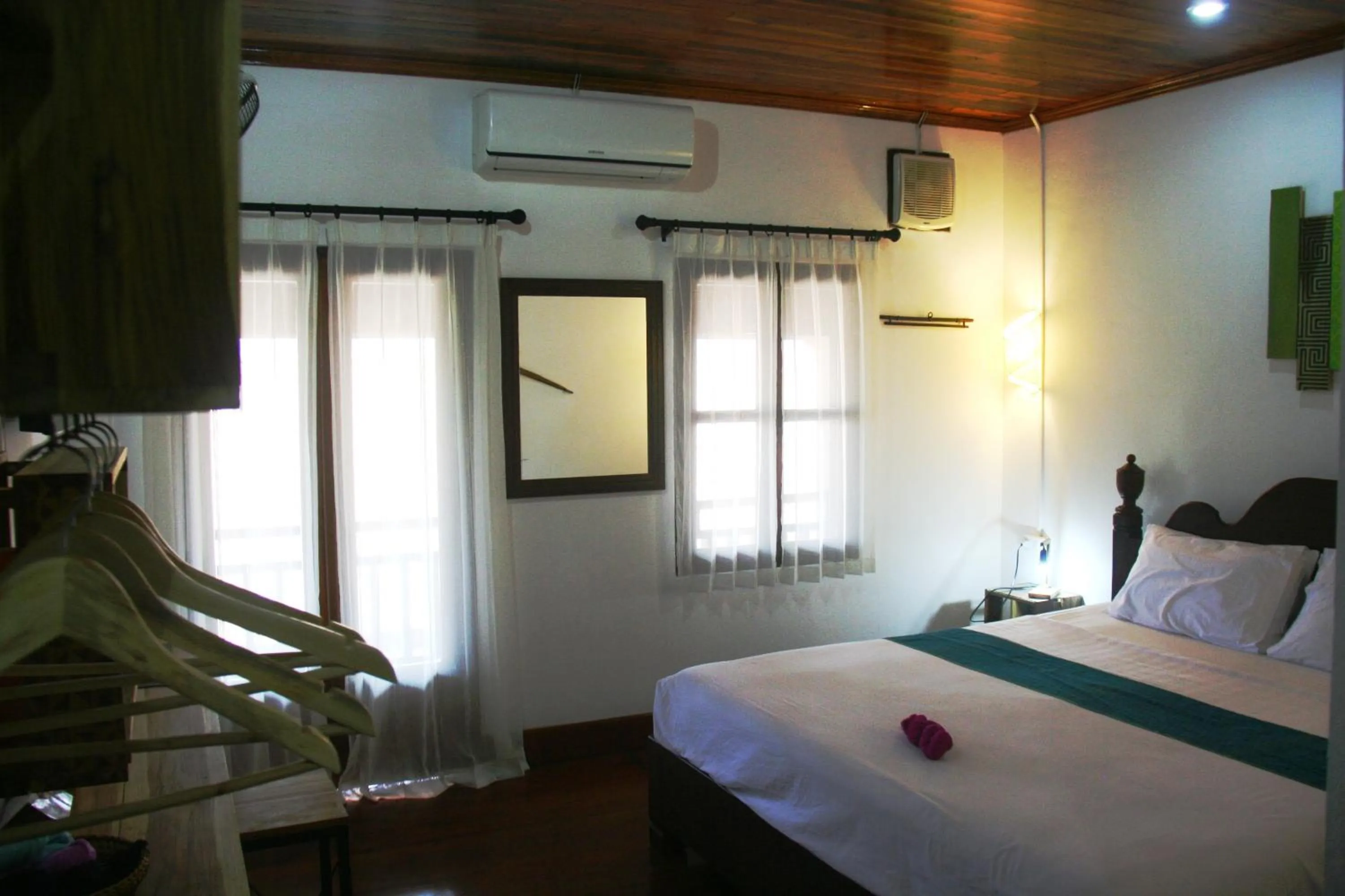 Photo of the whole room, Bed in Cold River