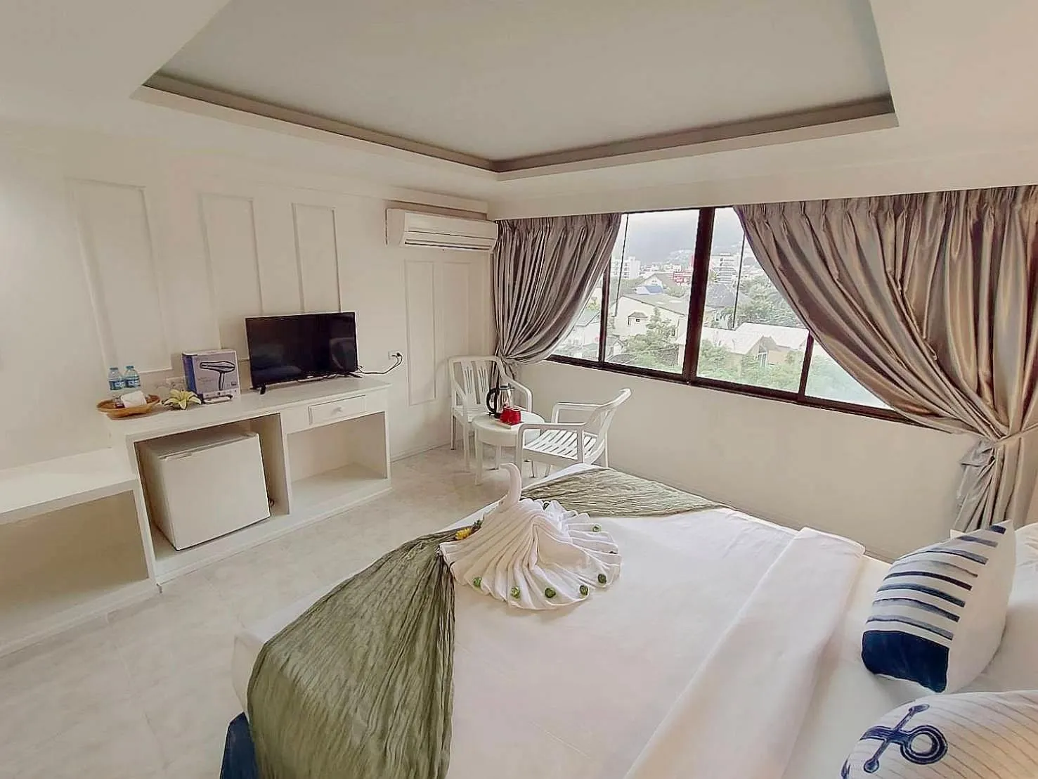 Photo of the whole room, Bed in The Chilli by Golden Ray