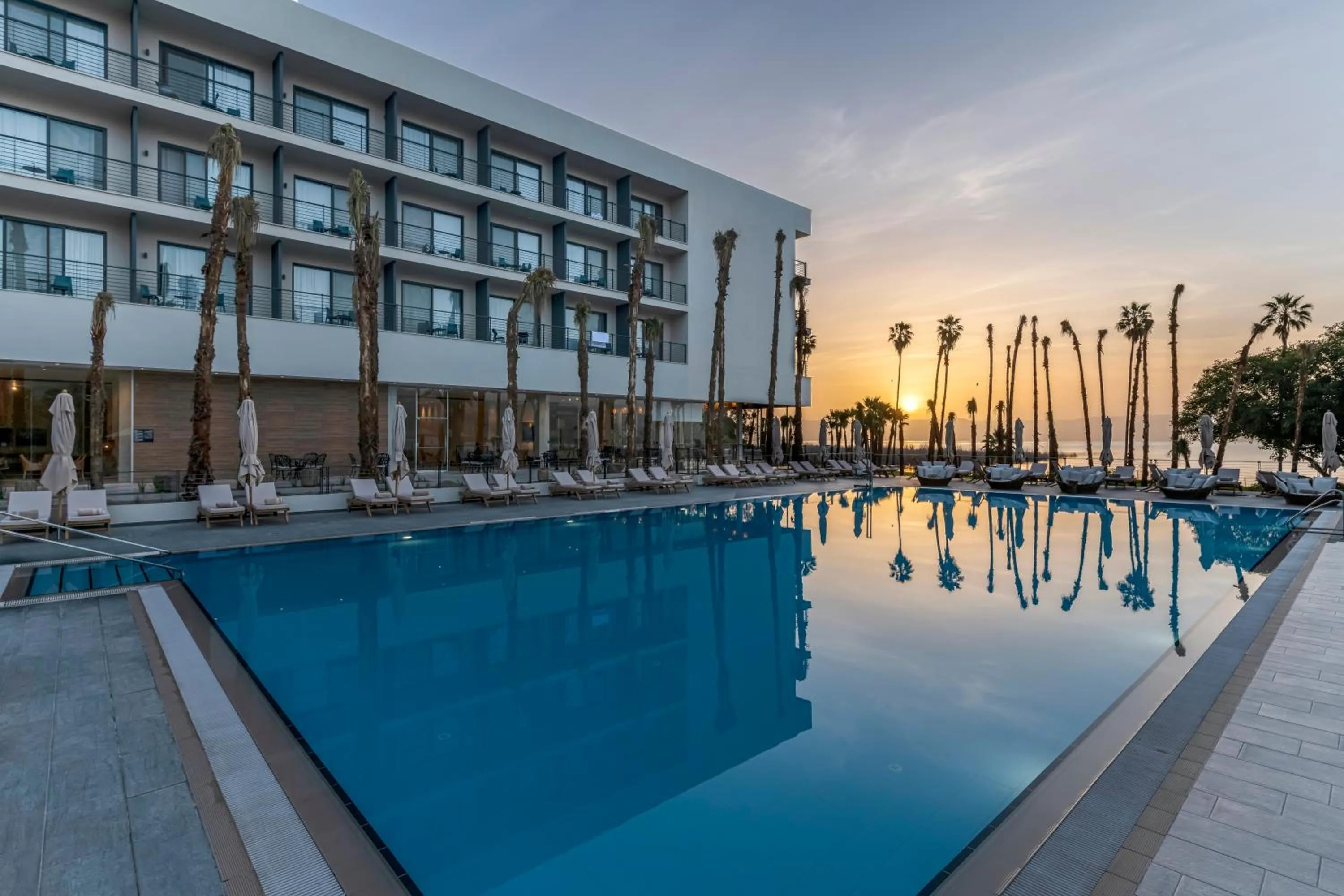 Swimming pool in Gomeh by Isrotel Design