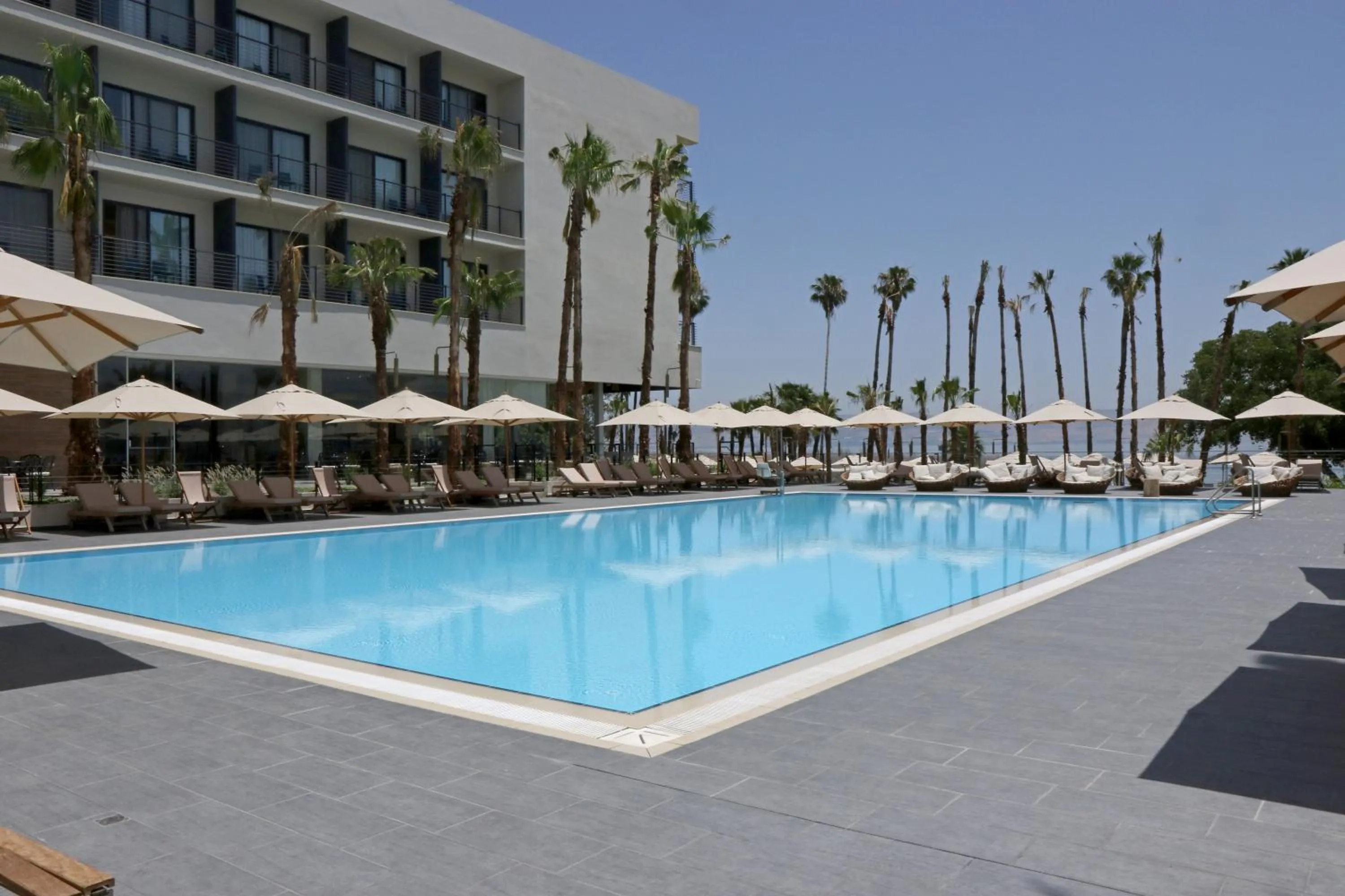 Swimming pool in Gomeh by Isrotel Design