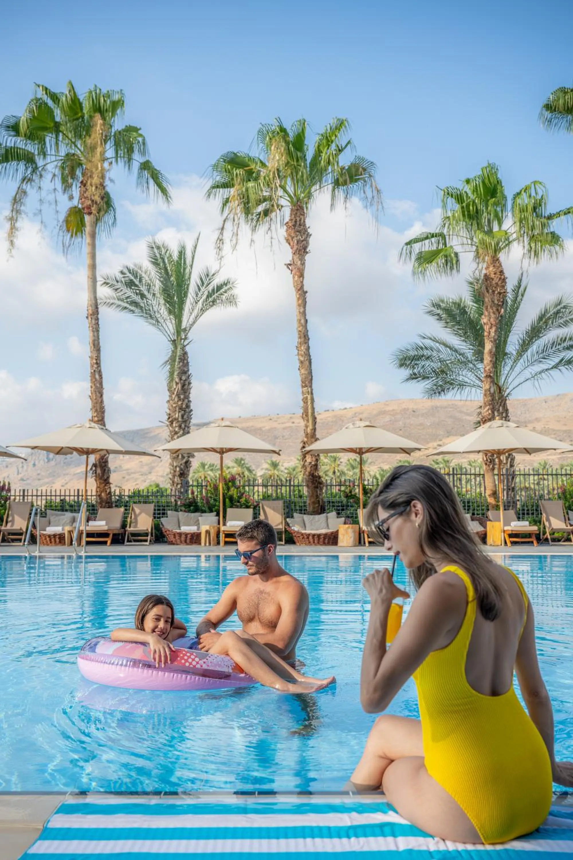 Swimming pool in Gomeh by Isrotel Design