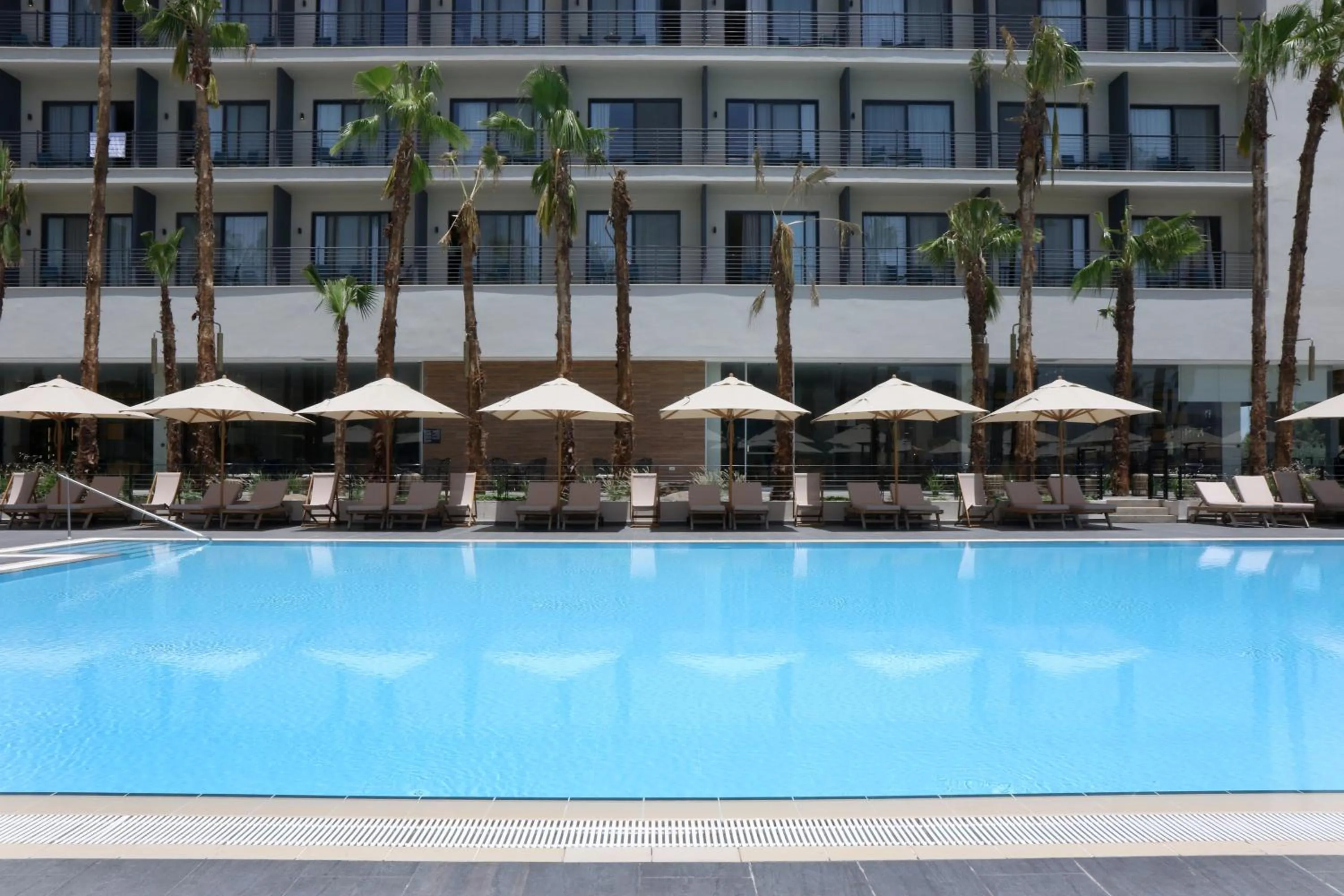 Swimming pool in Gomeh by Isrotel Design