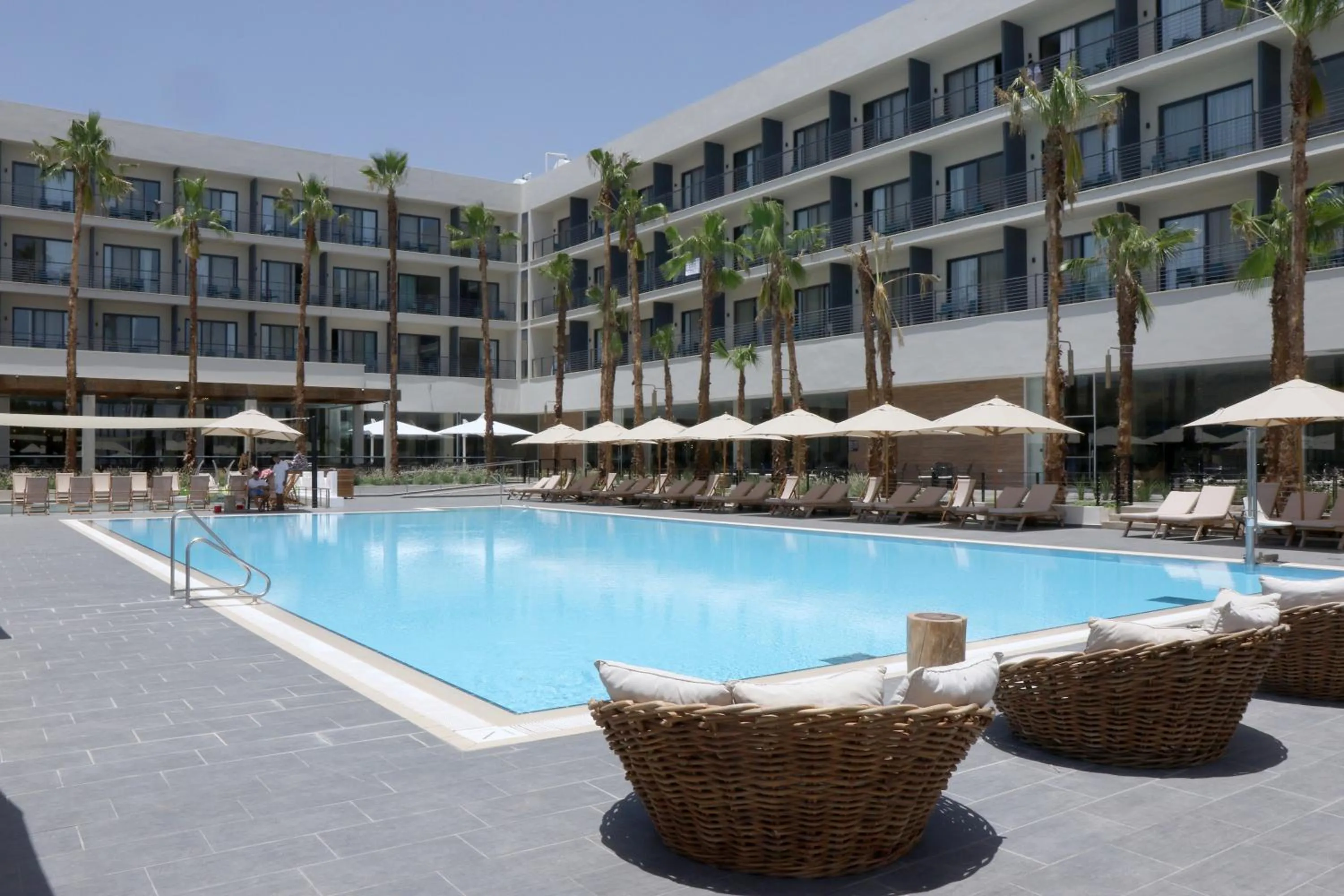 Swimming pool in Gomeh by Isrotel Design