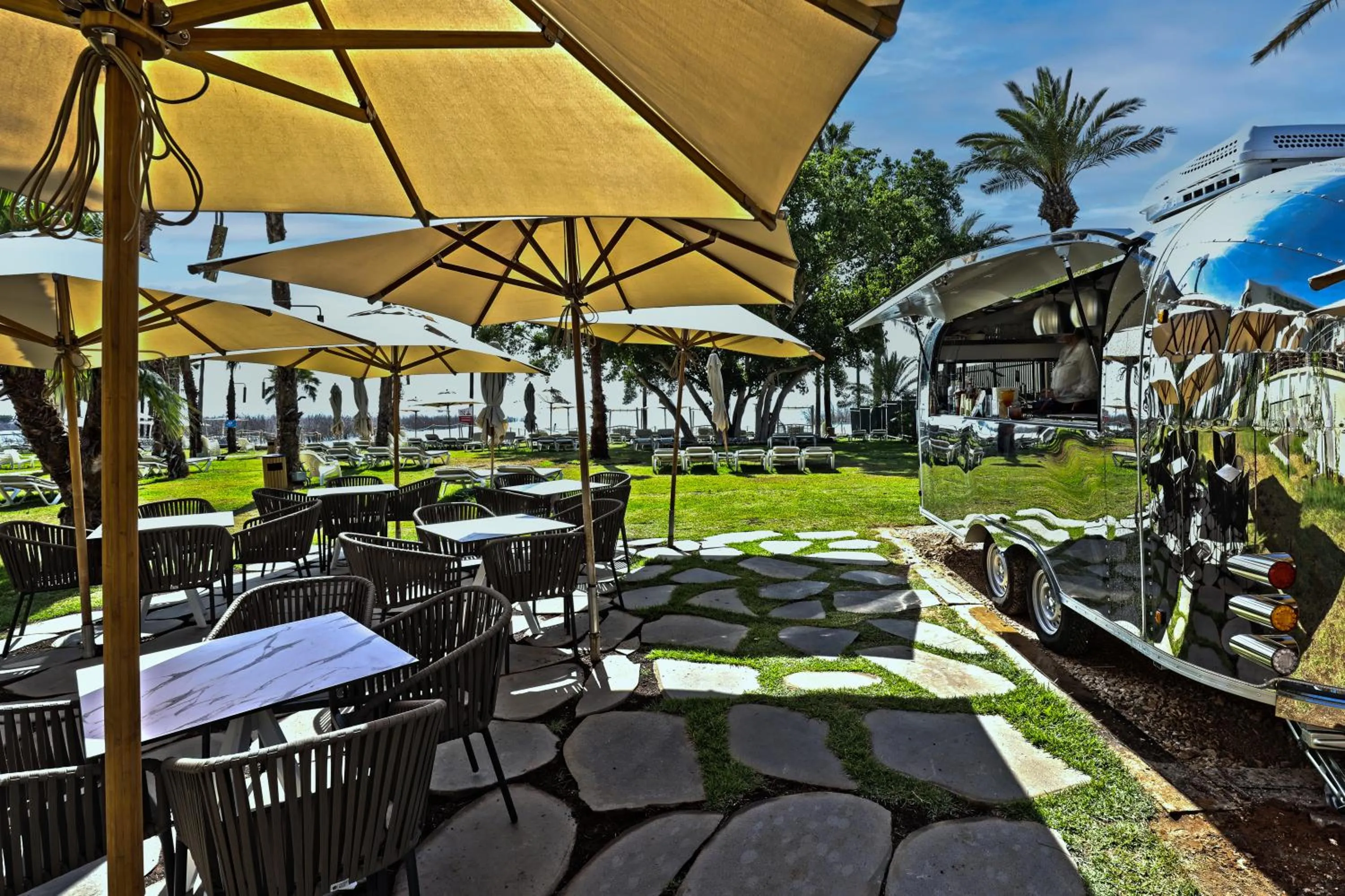 Restaurant/places to eat in Gomeh by Isrotel Design