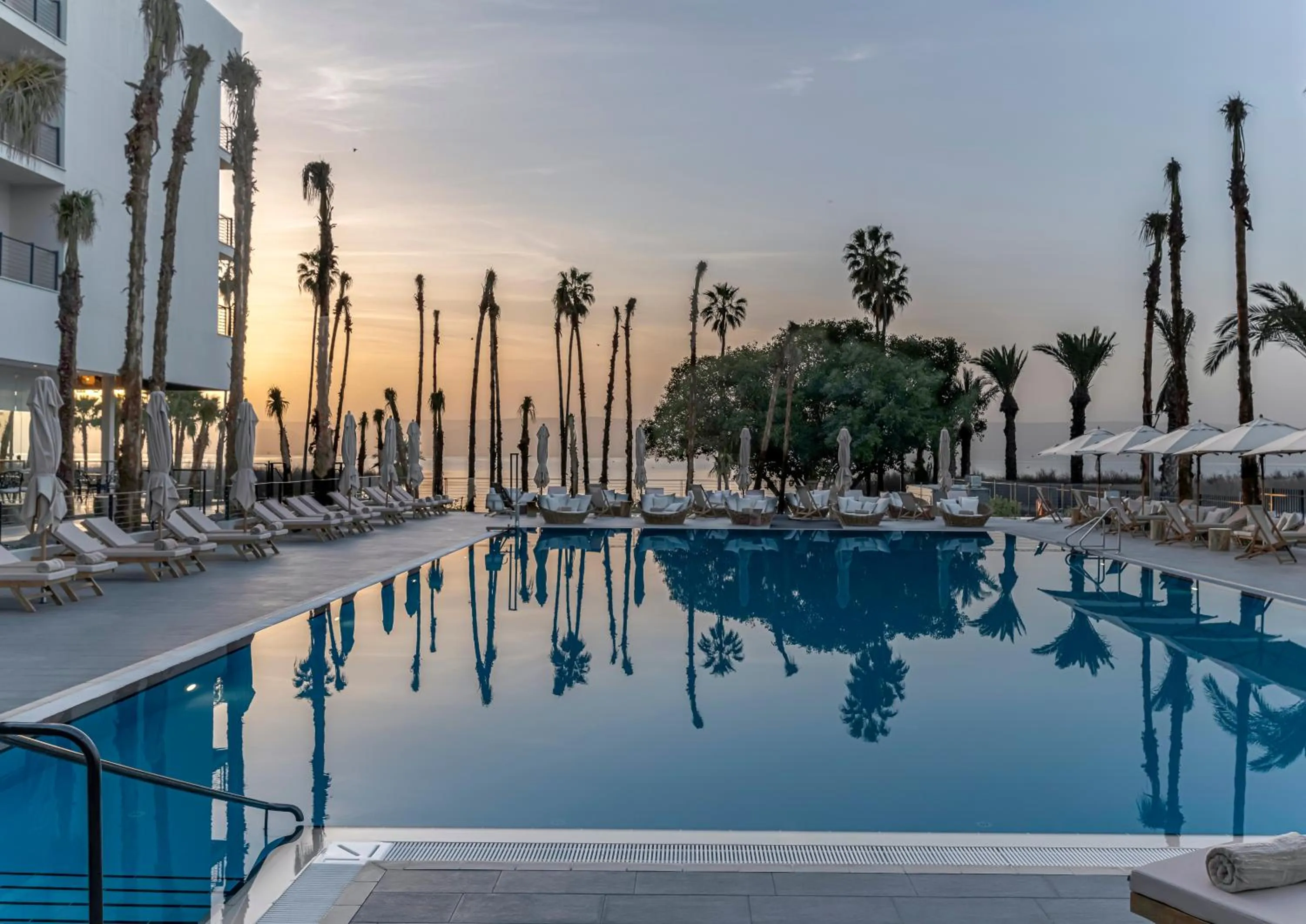 Swimming pool in Gomeh by Isrotel Design