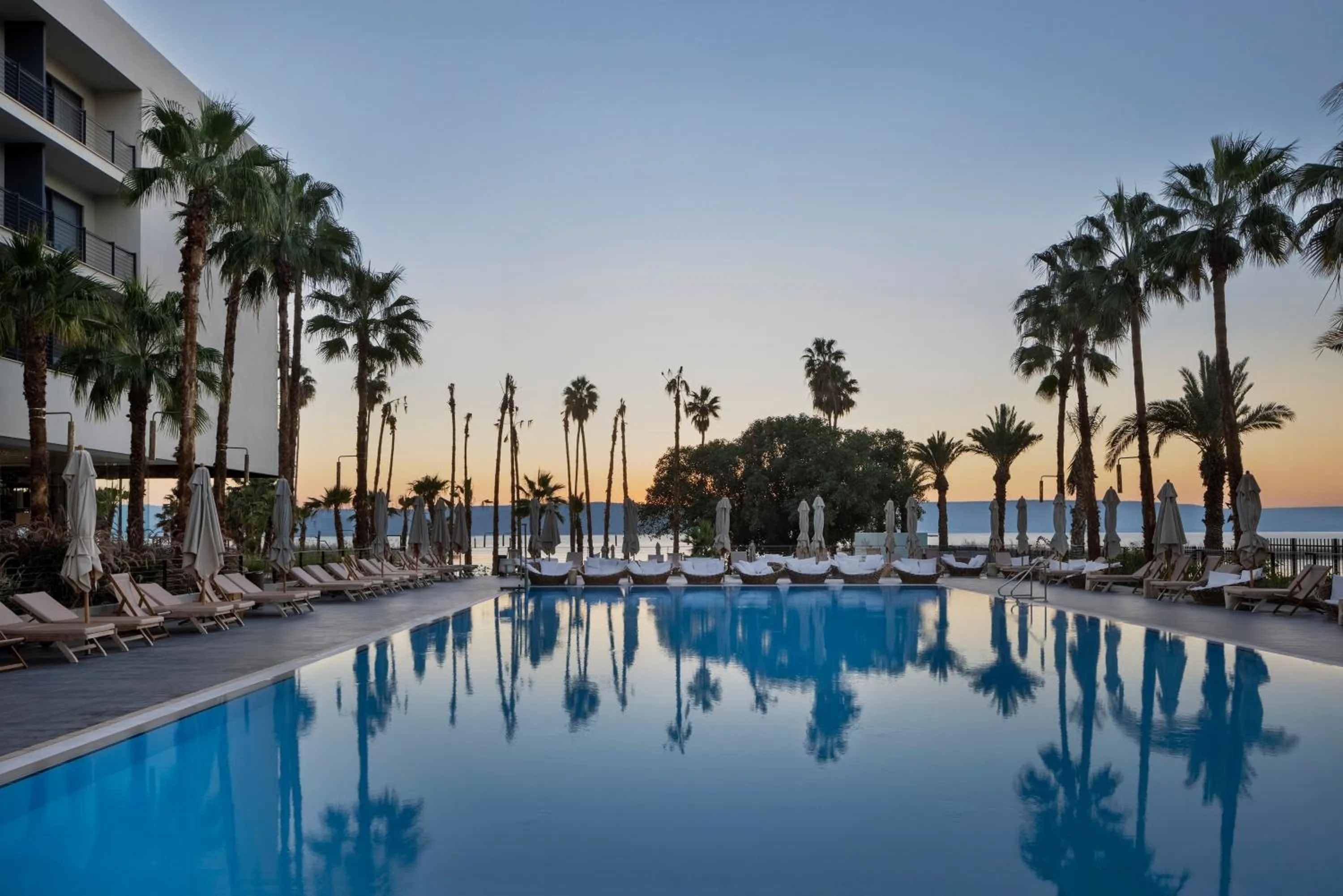 Swimming pool in Gomeh by Isrotel Design