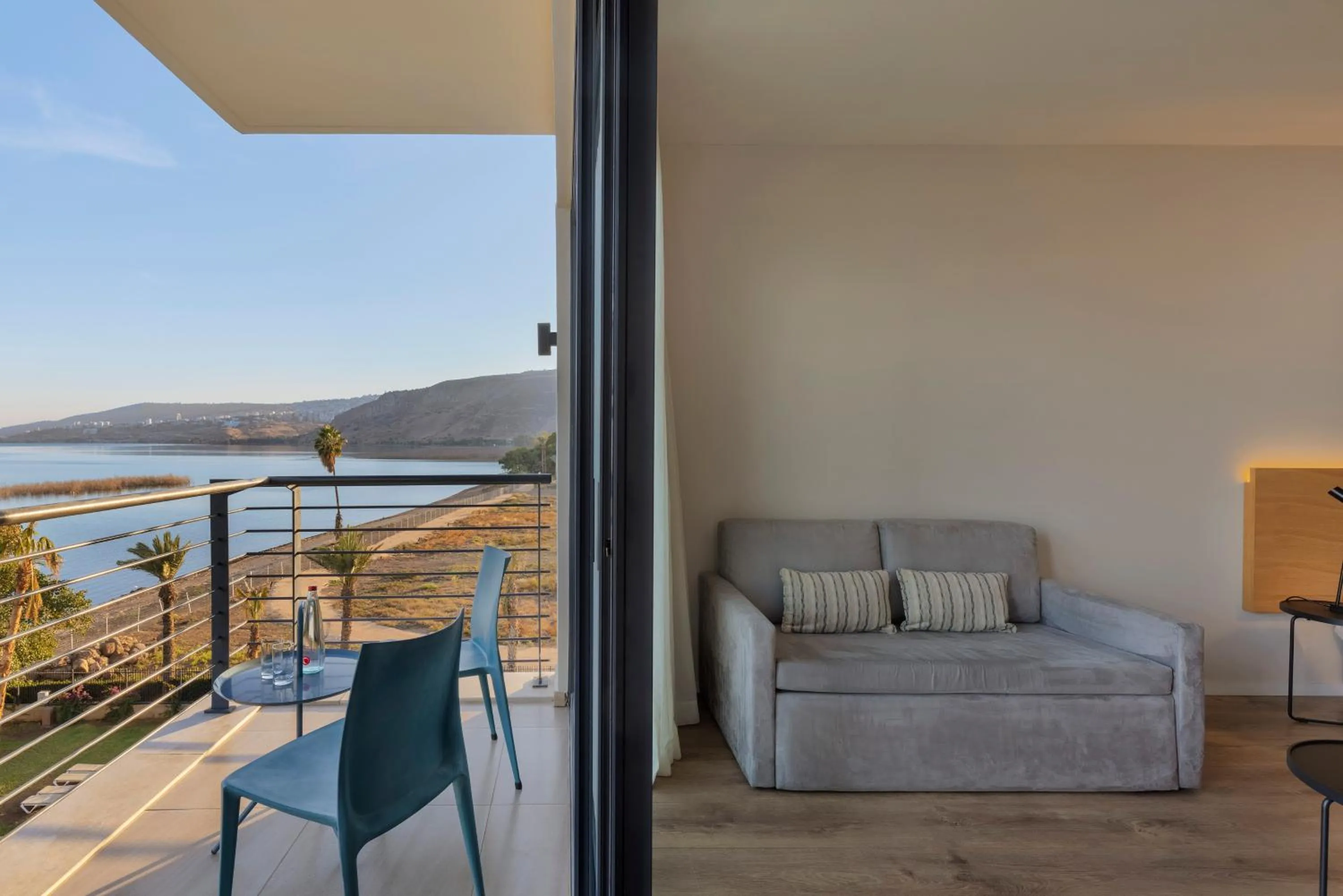 Balcony/Terrace in Gomeh by Isrotel Design