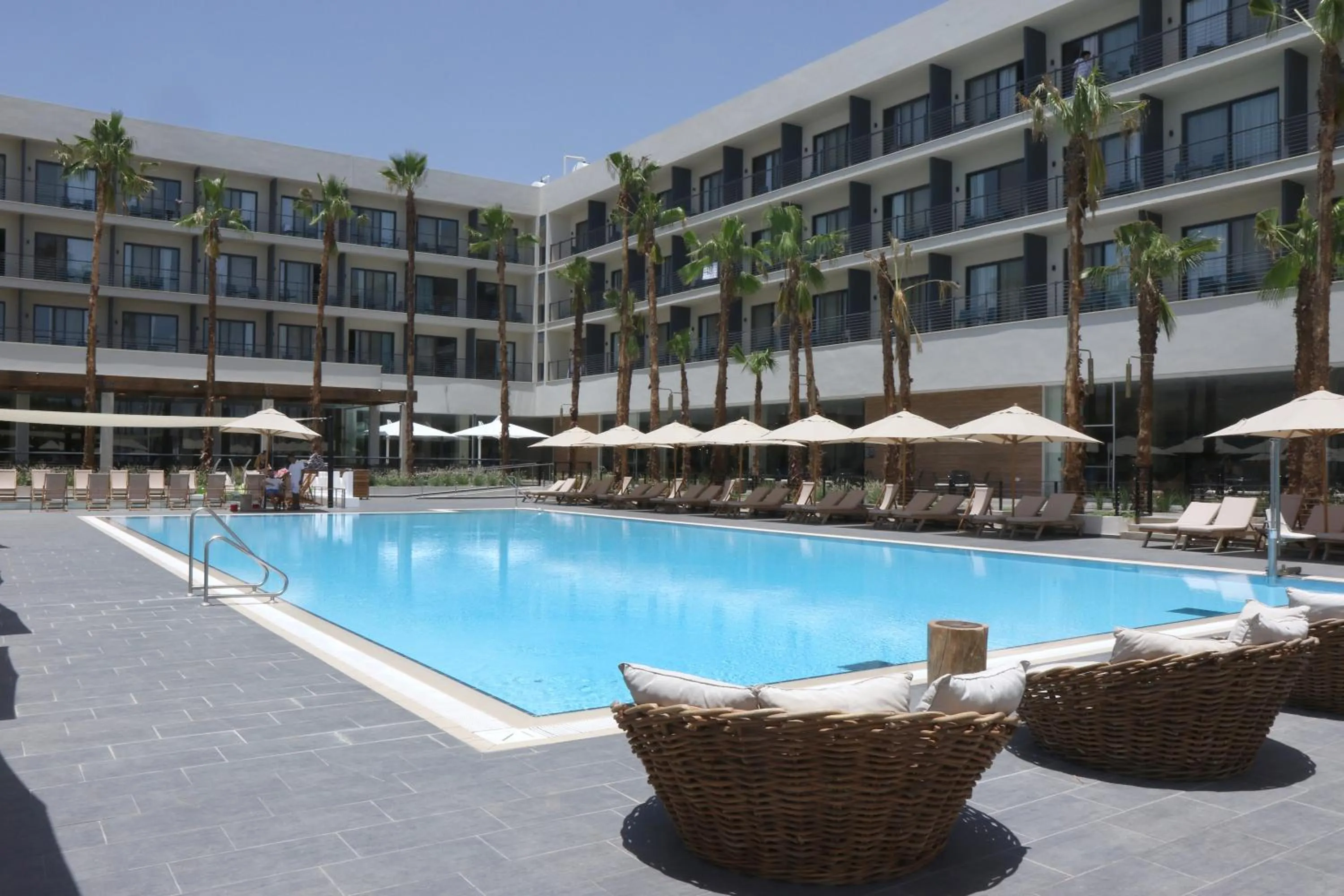 Swimming pool in Gomeh by Isrotel Design