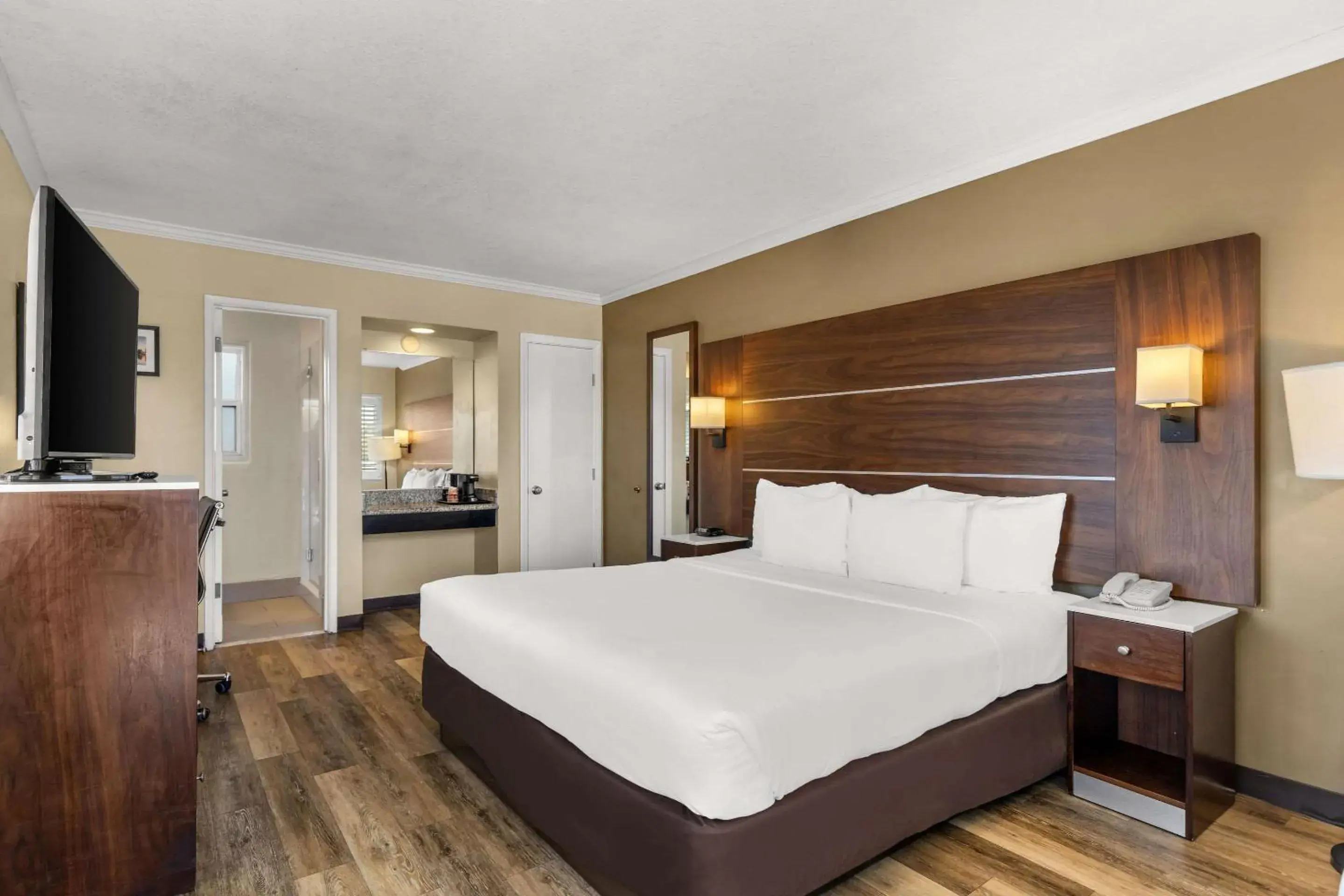 Deluxe Room, 1 King Bed, Non Smoking in Comfort Inn San Diego Airport At The Harbor Deluxe Room, 1 King Bed, Non Smoking in Comfort Inn San Diego Airport At The Harbor