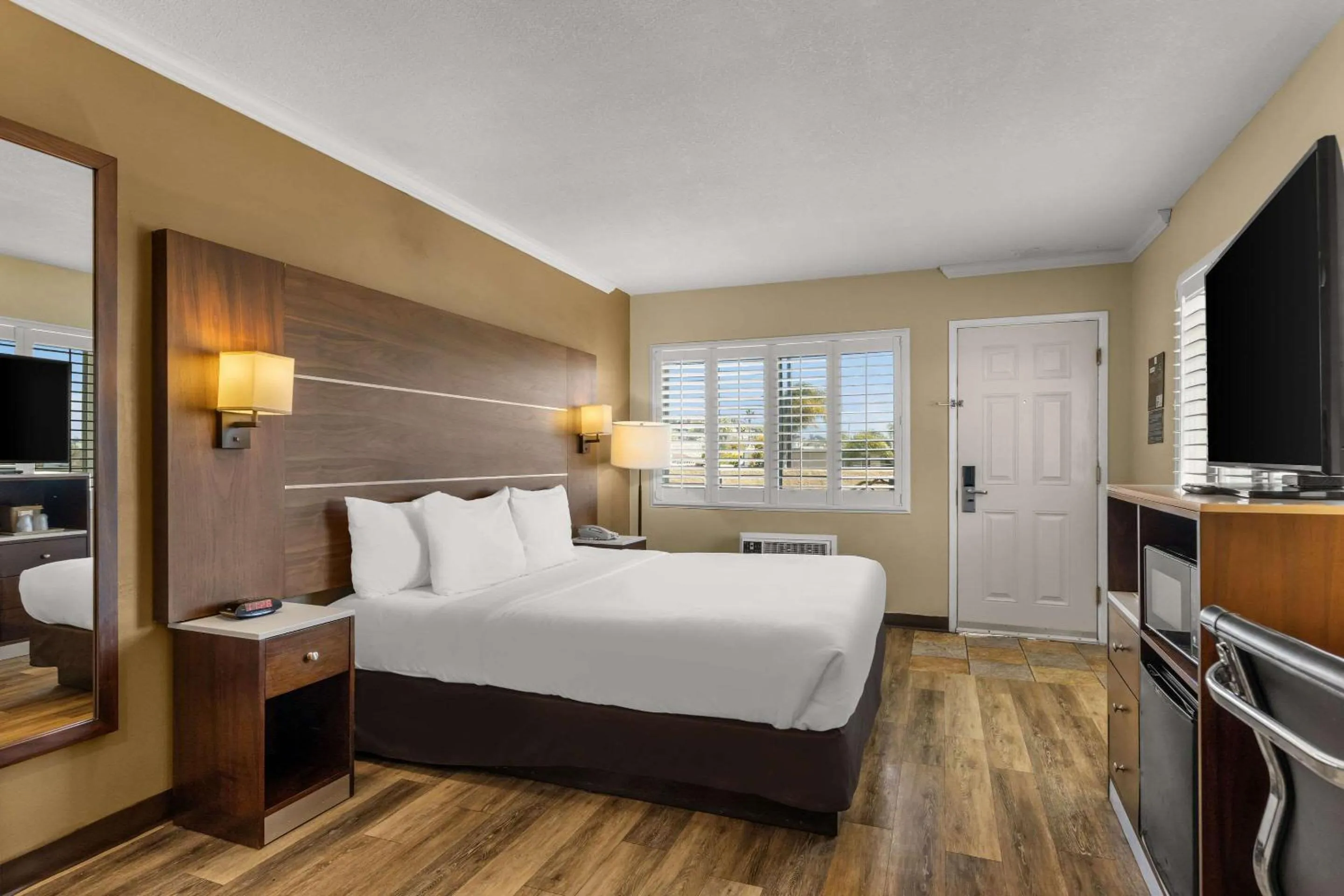 Bedroom, Bed in Comfort Inn San Diego Airport At The Harbor